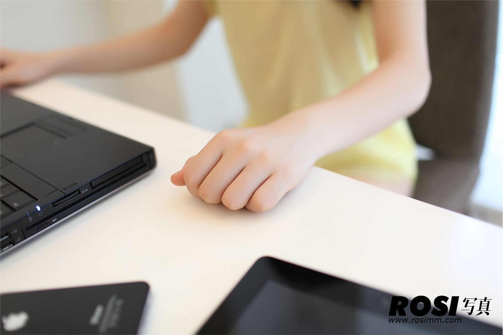 [ROSI] No.347 匿名寫真 国产丝袜美女写真图片