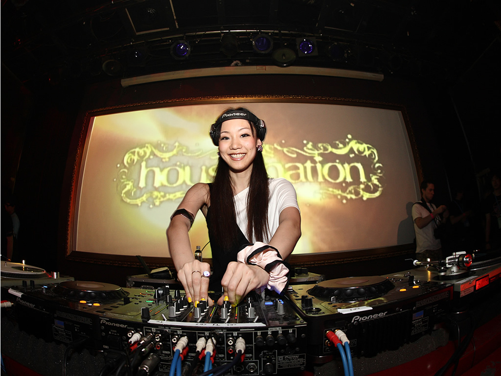 長谷川潤 鈴木亜美『IN HOUSE NATION』 [Sabra.net]