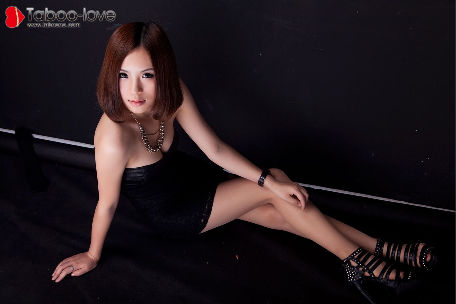 [禁忌摄影]秀长美腿-黑色完美 国产高清美女图片打包下载