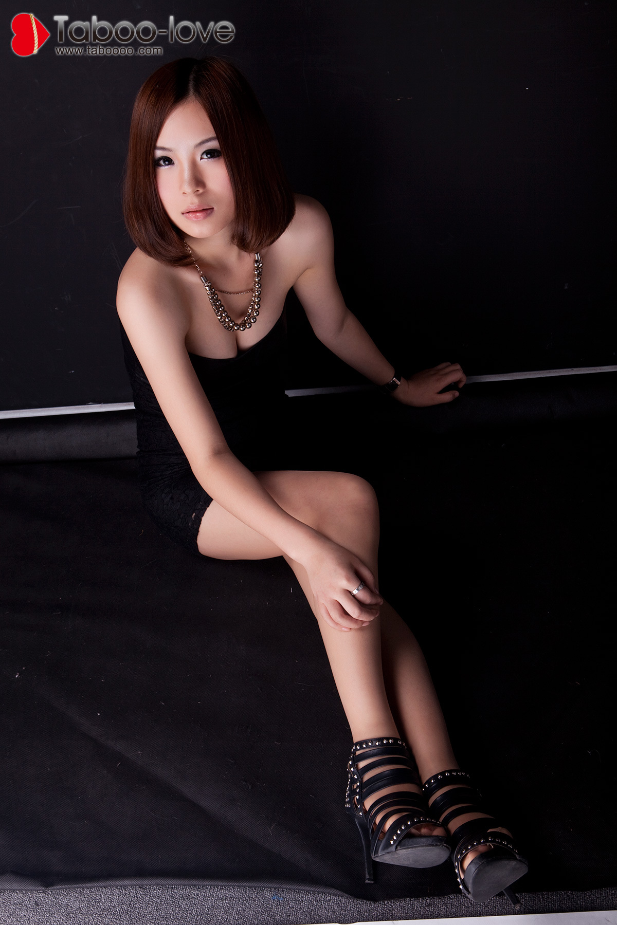 [禁忌摄影]秀长美腿-黑色完美 国产高清美女图片打包下载