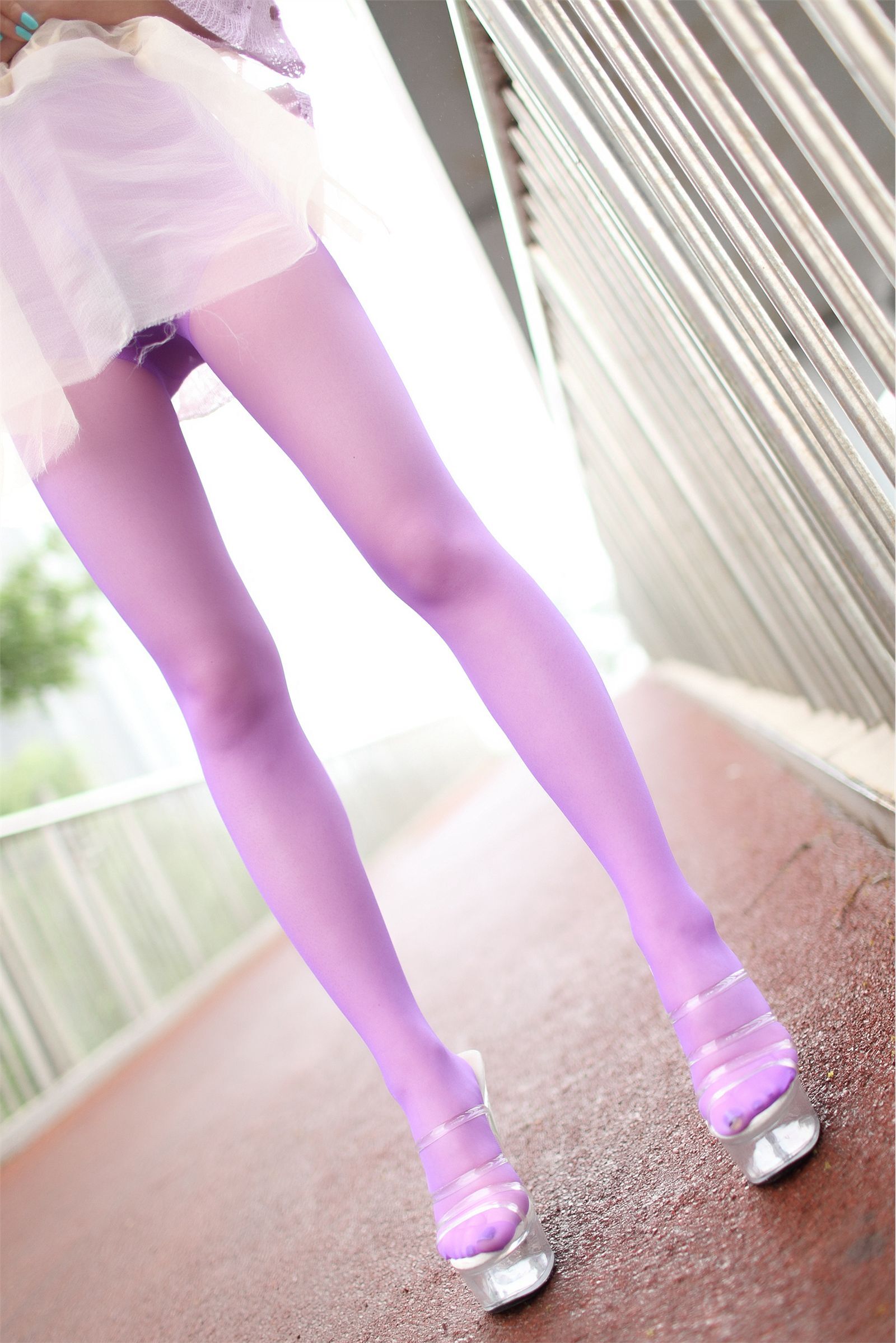 [AISS爱丝]丝袜美腿外拍 高清原版大图NO.021春雨如油，油如丝