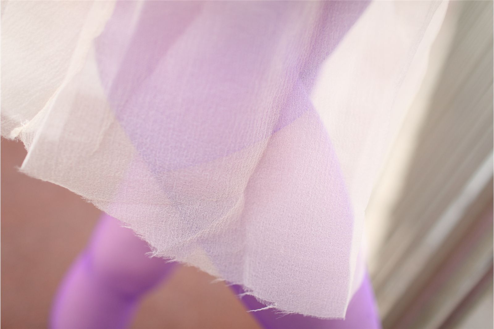 [AISS爱丝]丝袜美腿外拍 高清原版大图NO.021春雨如油，油如丝