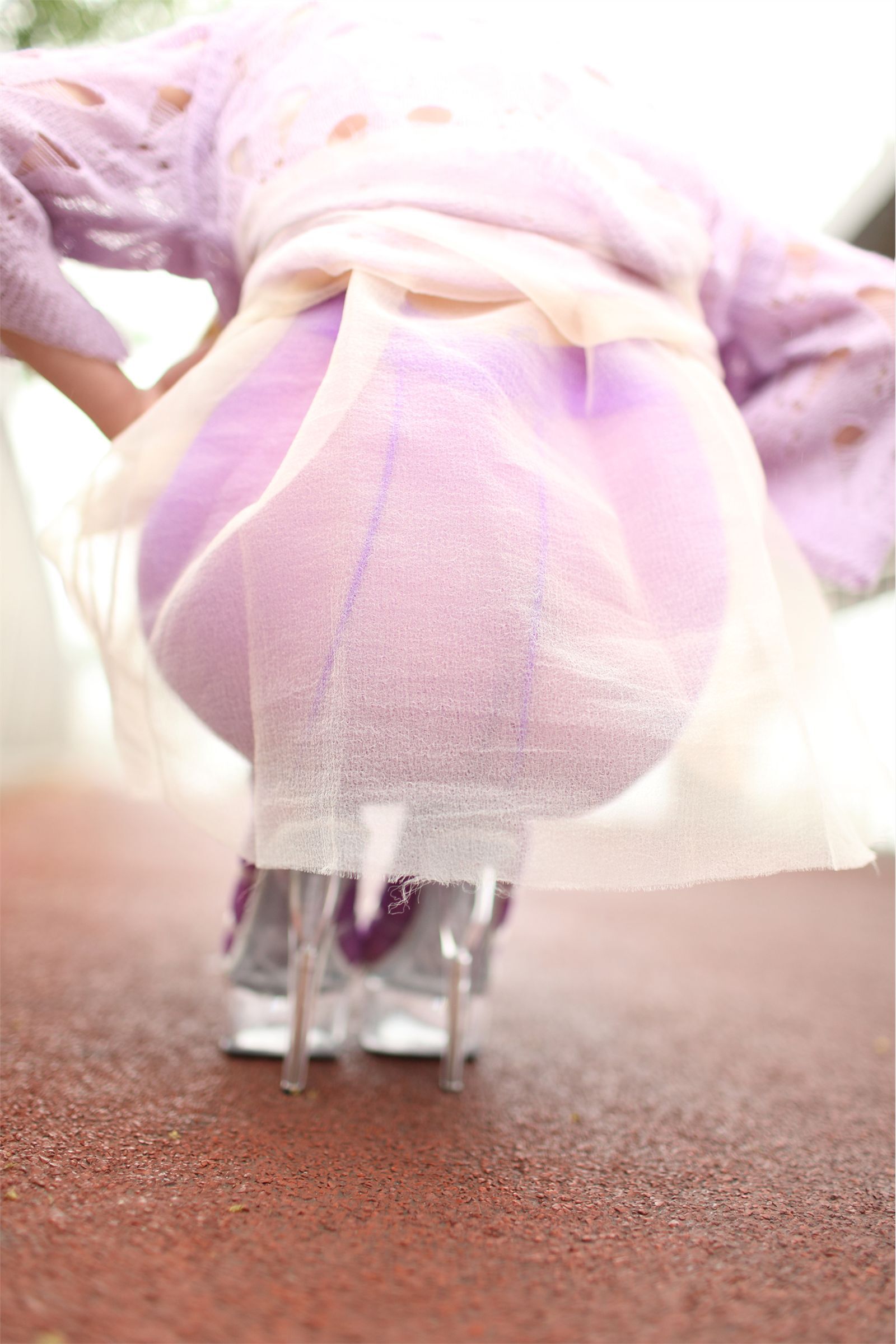 [AISS爱丝]丝袜美腿外拍 高清原版大图NO.021春雨如油，油如丝