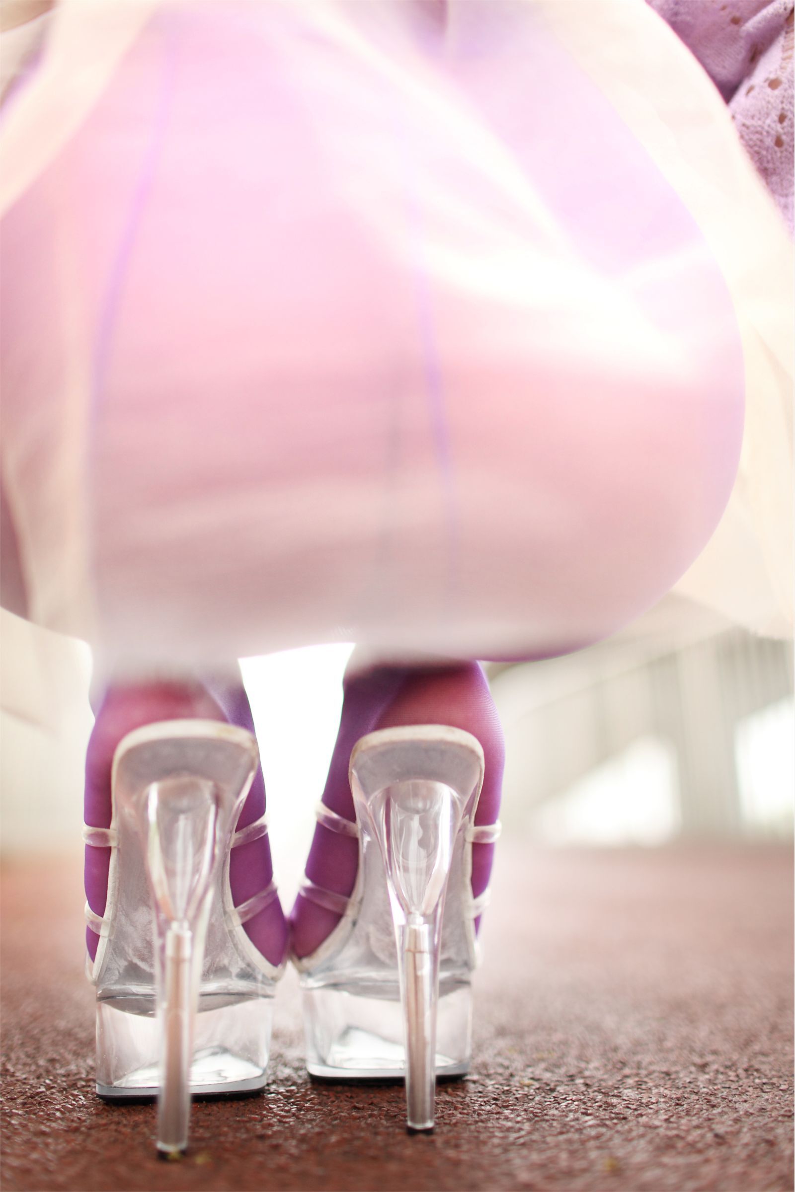 [AISS爱丝]丝袜美腿外拍 高清原版大图NO.021春雨如油，油如丝