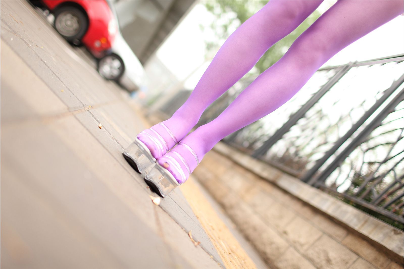 [AISS爱丝]丝袜美腿外拍 高清原版大图NO.021春雨如油，油如丝