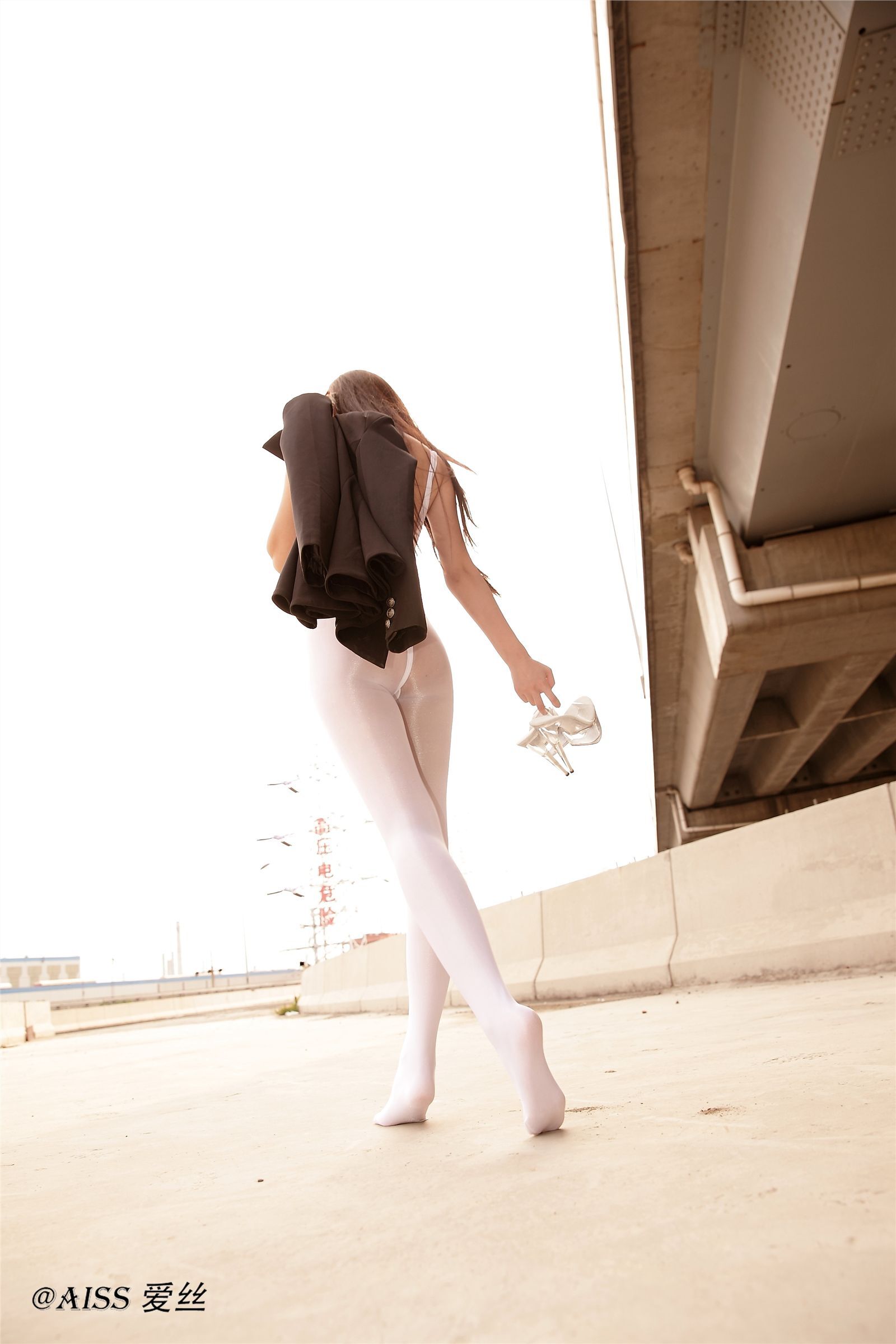 [AISS爱丝]丝袜美腿外拍 高清原版大图NO.022公路魅影