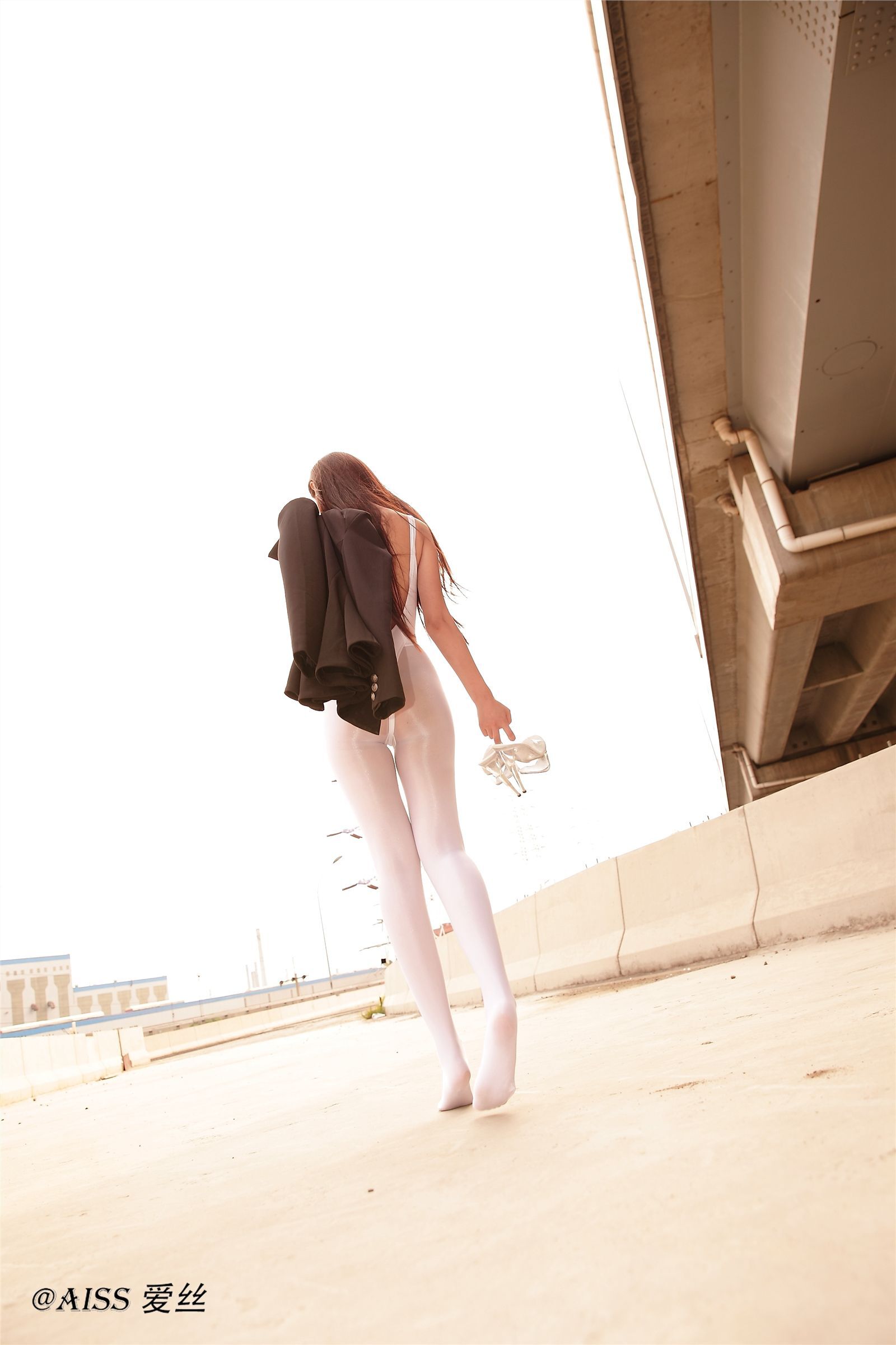 [AISS爱丝]丝袜美腿外拍 高清原版大图NO.022公路魅影