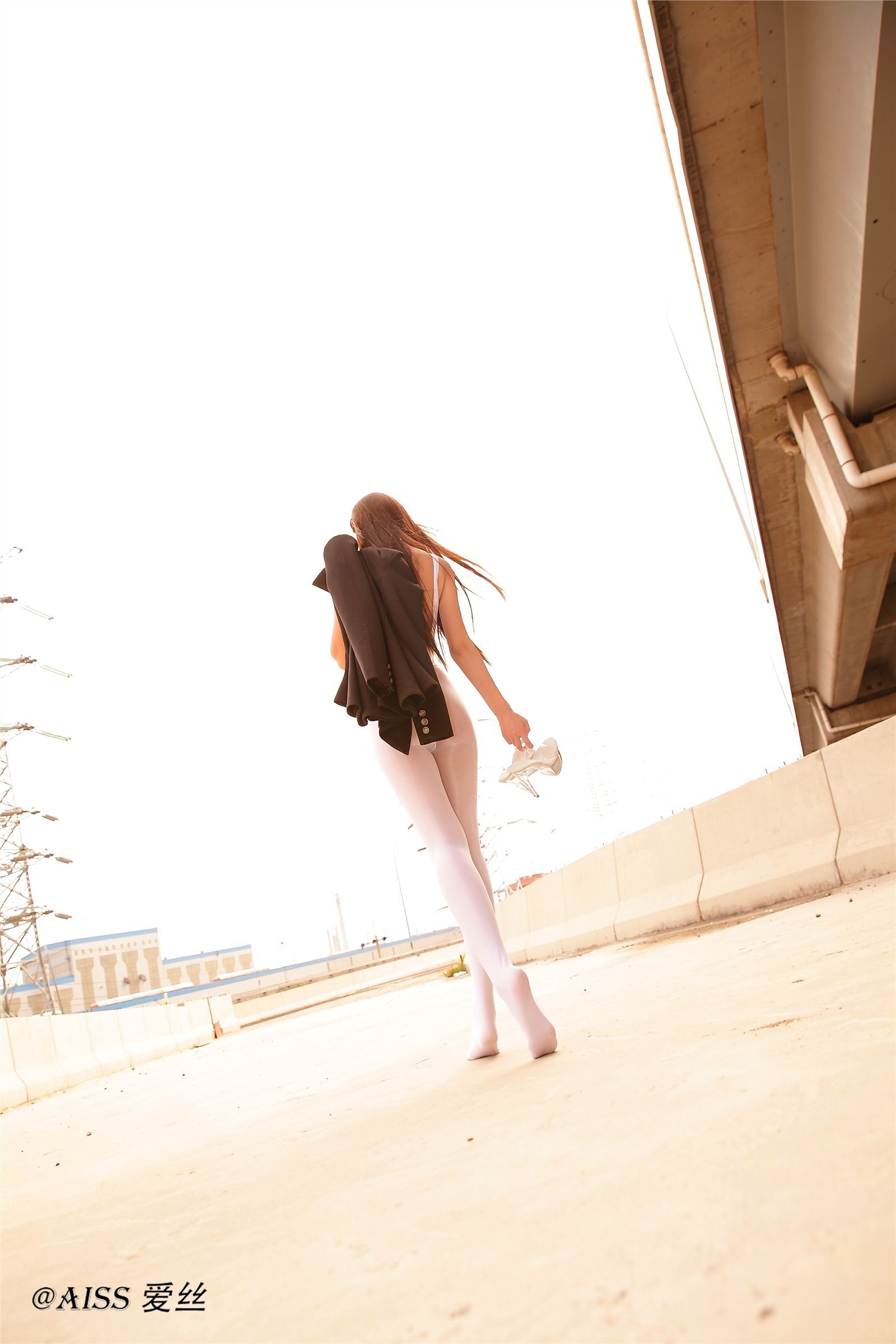 [AISS爱丝]丝袜美腿外拍 高清原版大图NO.022公路魅影