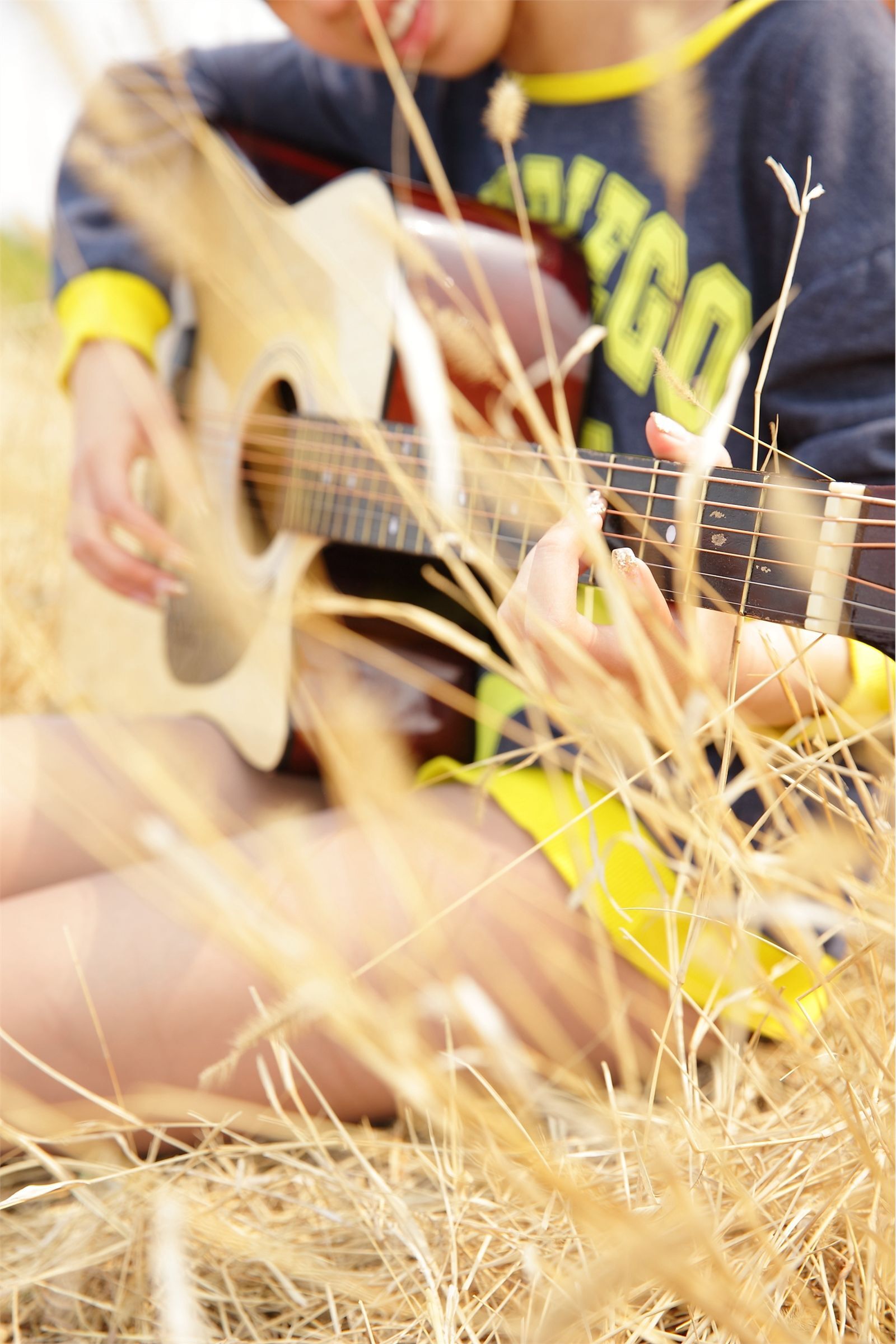 [AISS爱丝]丝袜美腿外拍 高清原版大图NO.025树下，你会为我的天衣无缝所迷倒吗