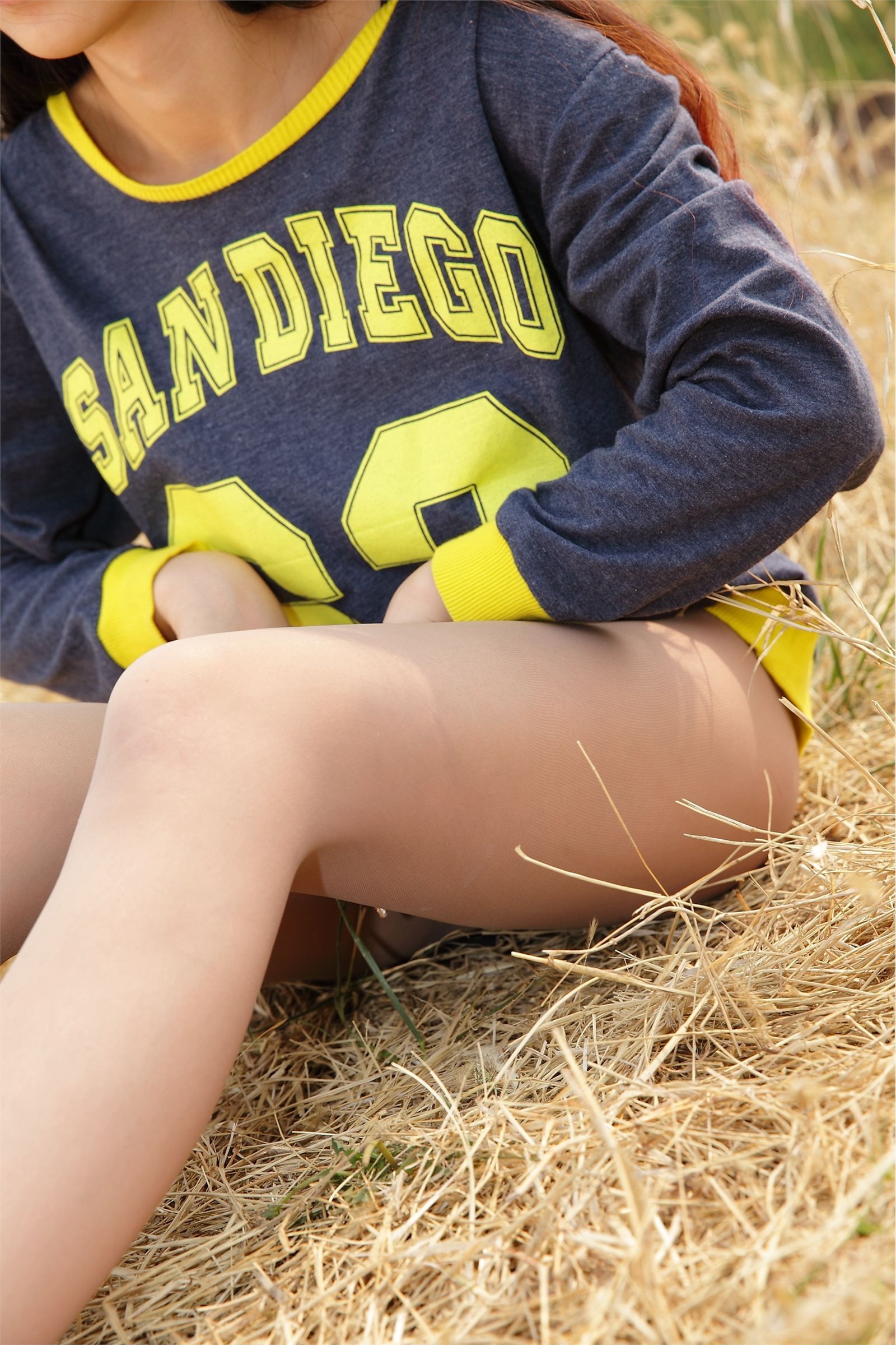 [AISS爱丝]丝袜美腿外拍 高清原版大图NO.025树下，你会为我的天衣无缝所迷倒吗