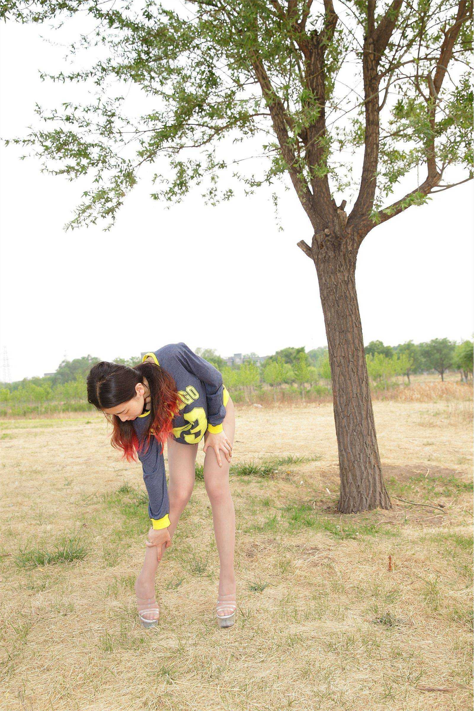 [AISS爱丝]丝袜美腿外拍 高清原版大图NO.025树下，你会为我的天衣无缝所迷倒吗