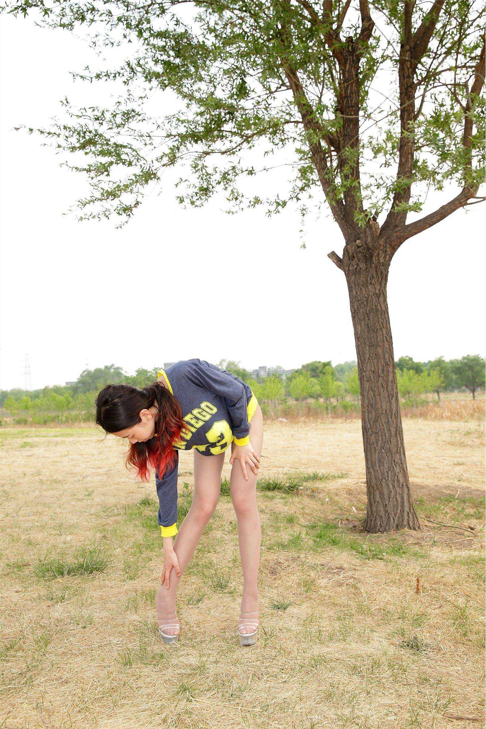 [AISS爱丝]丝袜美腿外拍 高清原版大图NO.025树下，你会为我的天衣无缝所迷倒吗