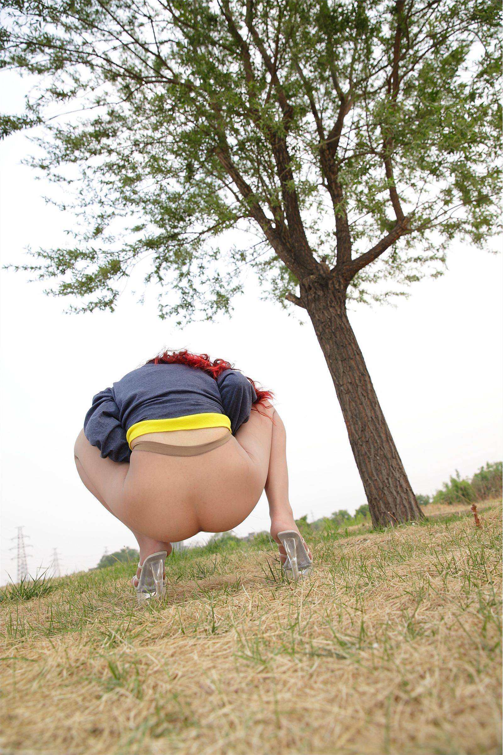 [AISS爱丝]丝袜美腿外拍 高清原版大图NO.025树下，你会为我的天衣无缝所迷倒吗