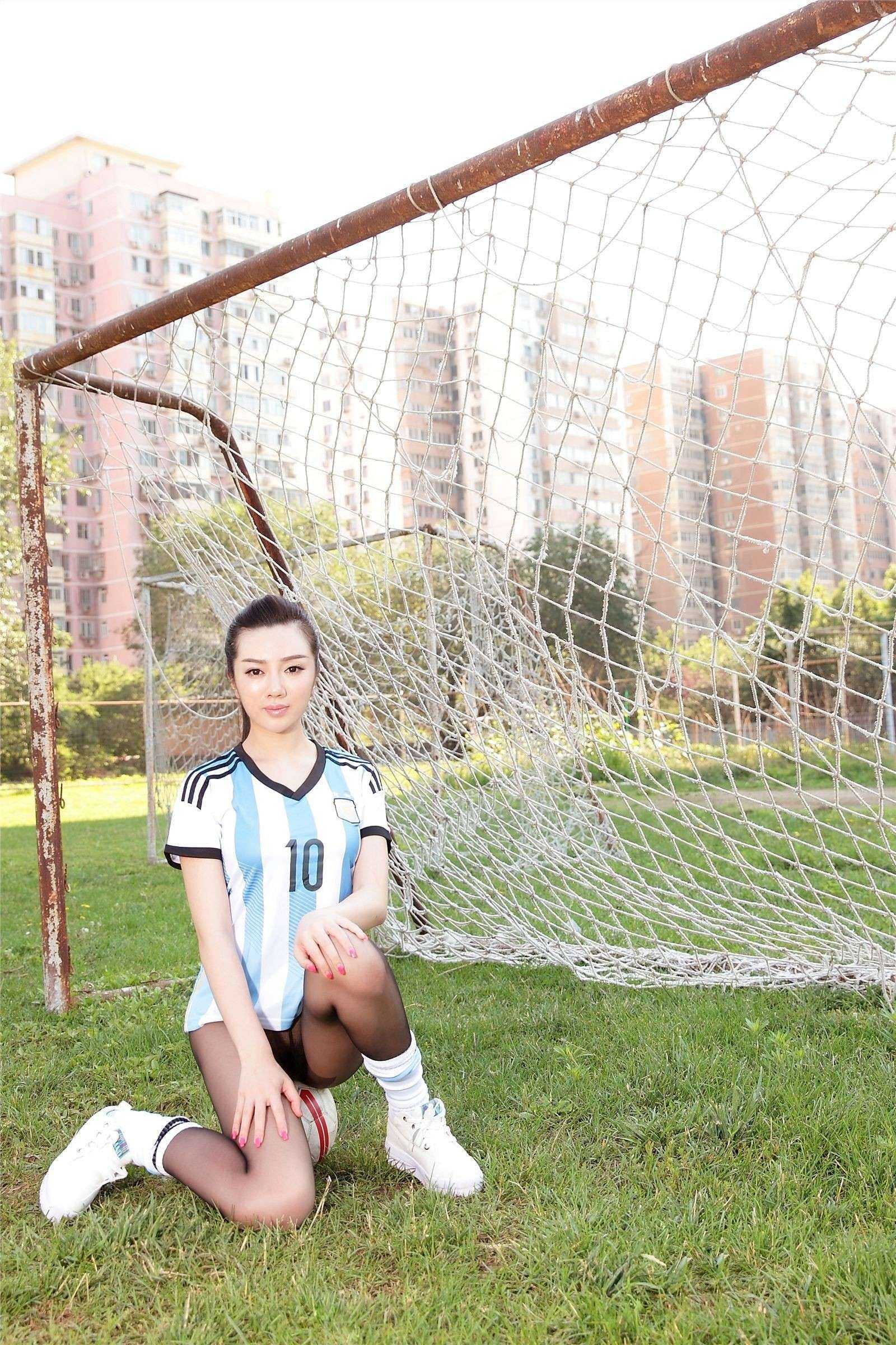 AISS爱丝《绿茵场上，我只穿了黑丝》NO.01