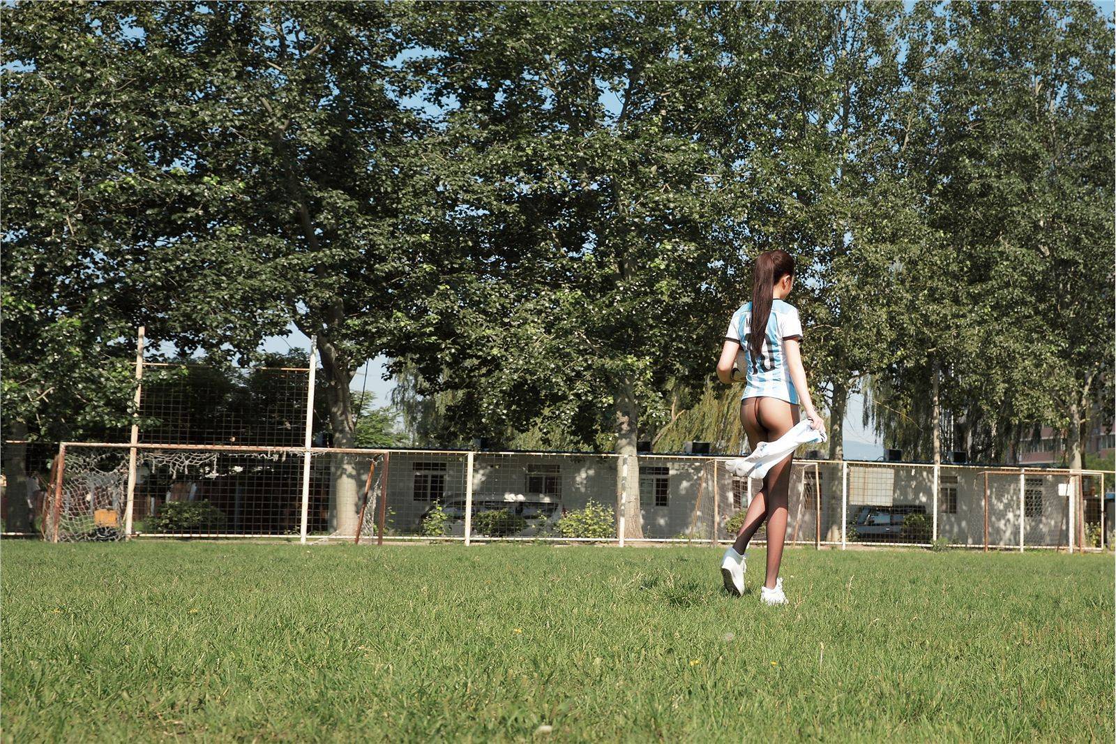 AISS爱丝《绿茵场上，我只穿了黑丝》NO.01