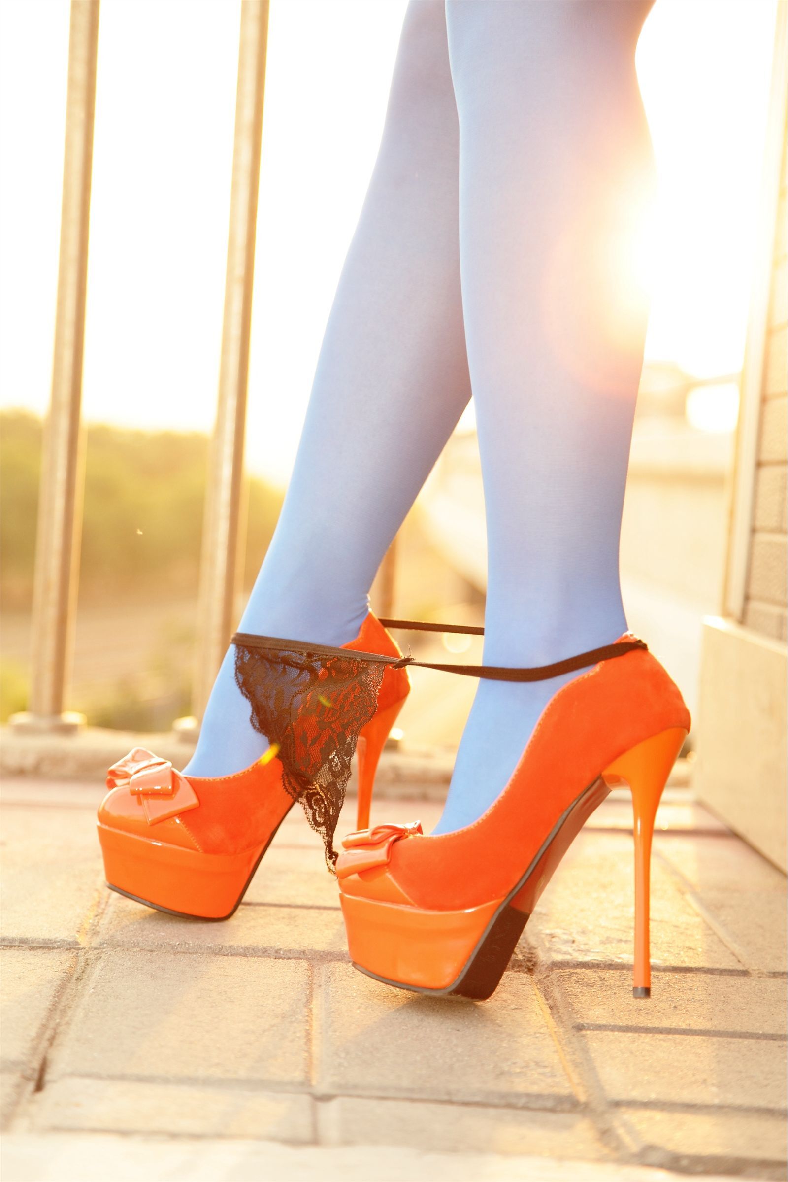 [AISS爱丝]丝袜美腿外拍 高清大图NO.011通勤公交站