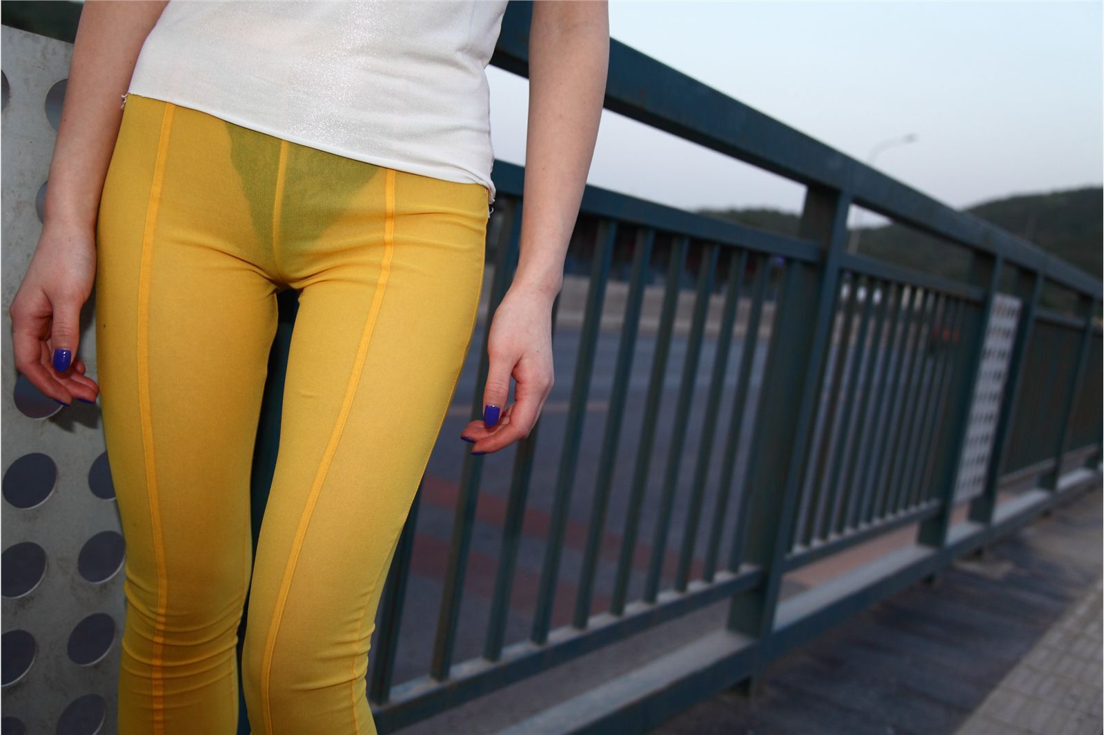 [AISS爱丝]丝袜美腿外拍 高清大图 NO.012关于紧身裤的那些事儿 模特 欣欣