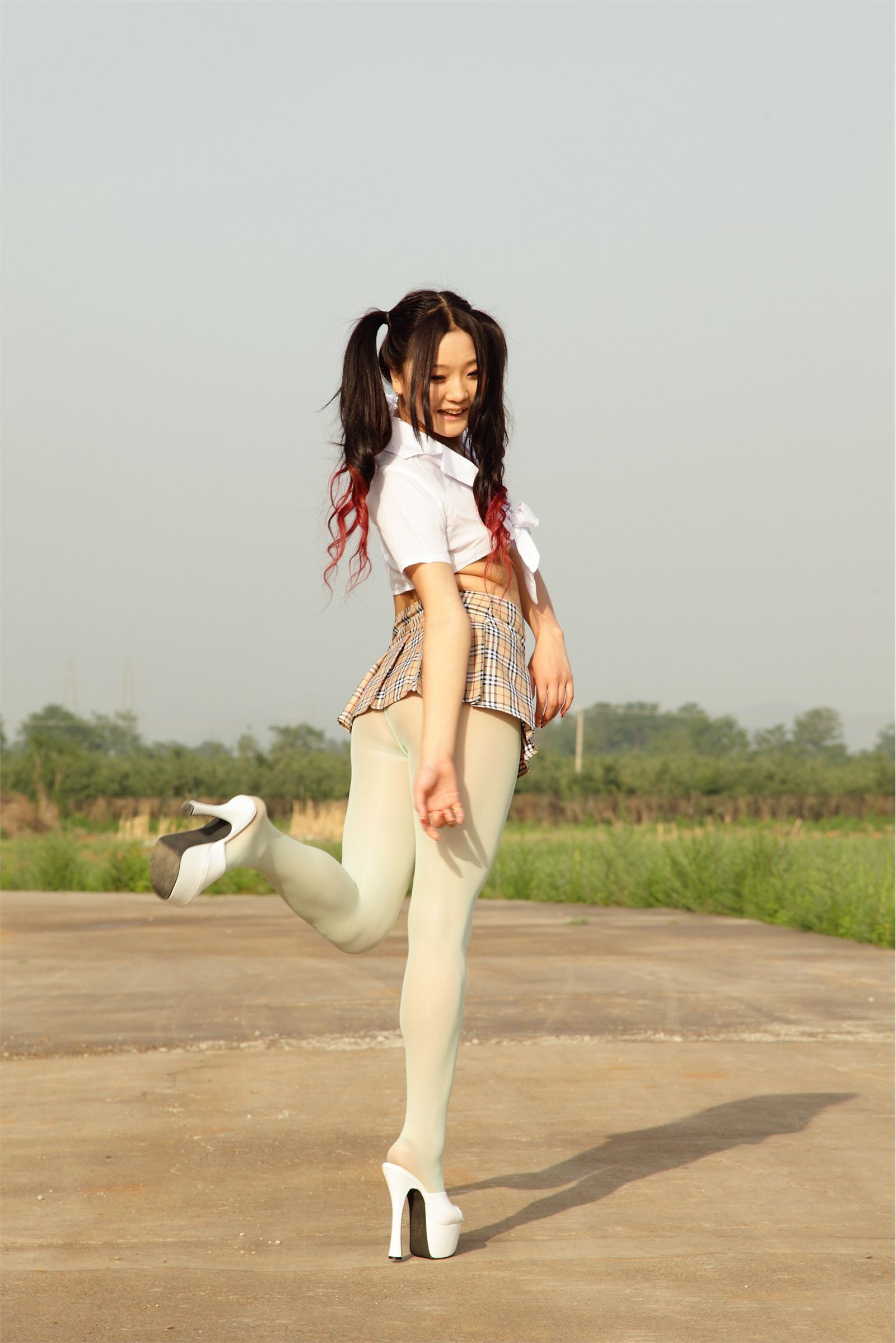 [AISS爱丝]丝袜美腿外拍 NO.015我爱穿丝袜，我也爱旅行，更爱只穿丝袜去旅行