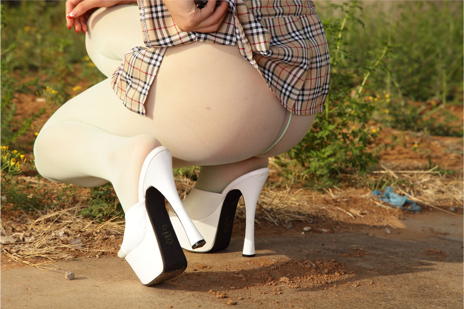 [AISS爱丝]丝袜美腿外拍 NO.015我爱穿丝袜，我也爱旅行，更爱只穿丝袜去旅行