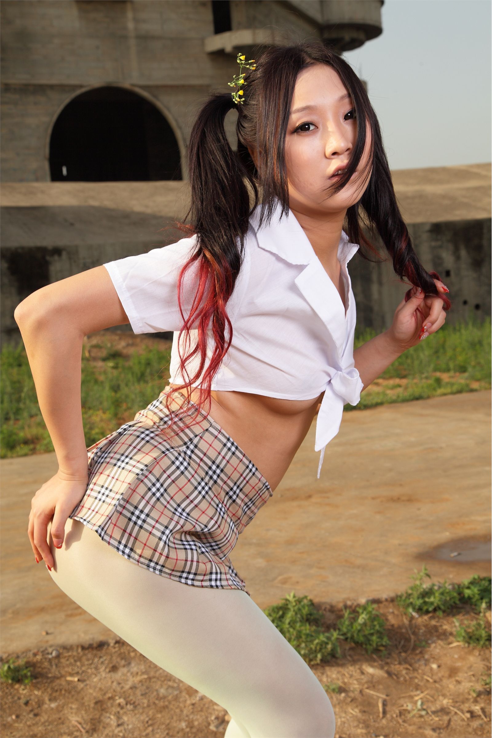 [AISS爱丝]丝袜美腿外拍 NO.015我爱穿丝袜，我也爱旅行，更爱只穿丝袜去旅行