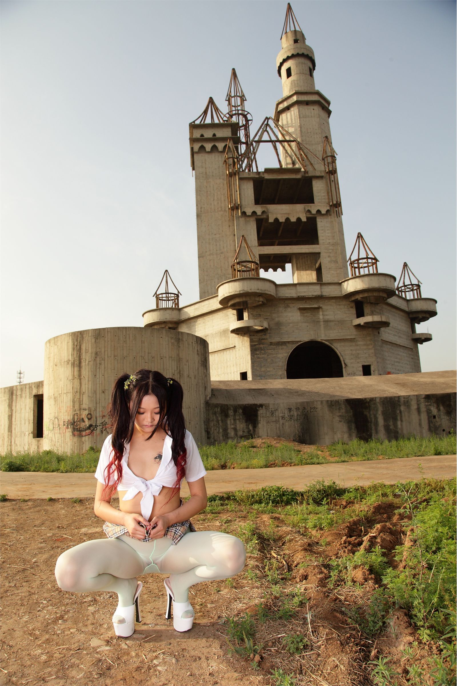 [AISS爱丝]丝袜美腿外拍 NO.015我爱穿丝袜，我也爱旅行，更爱只穿丝袜去旅行