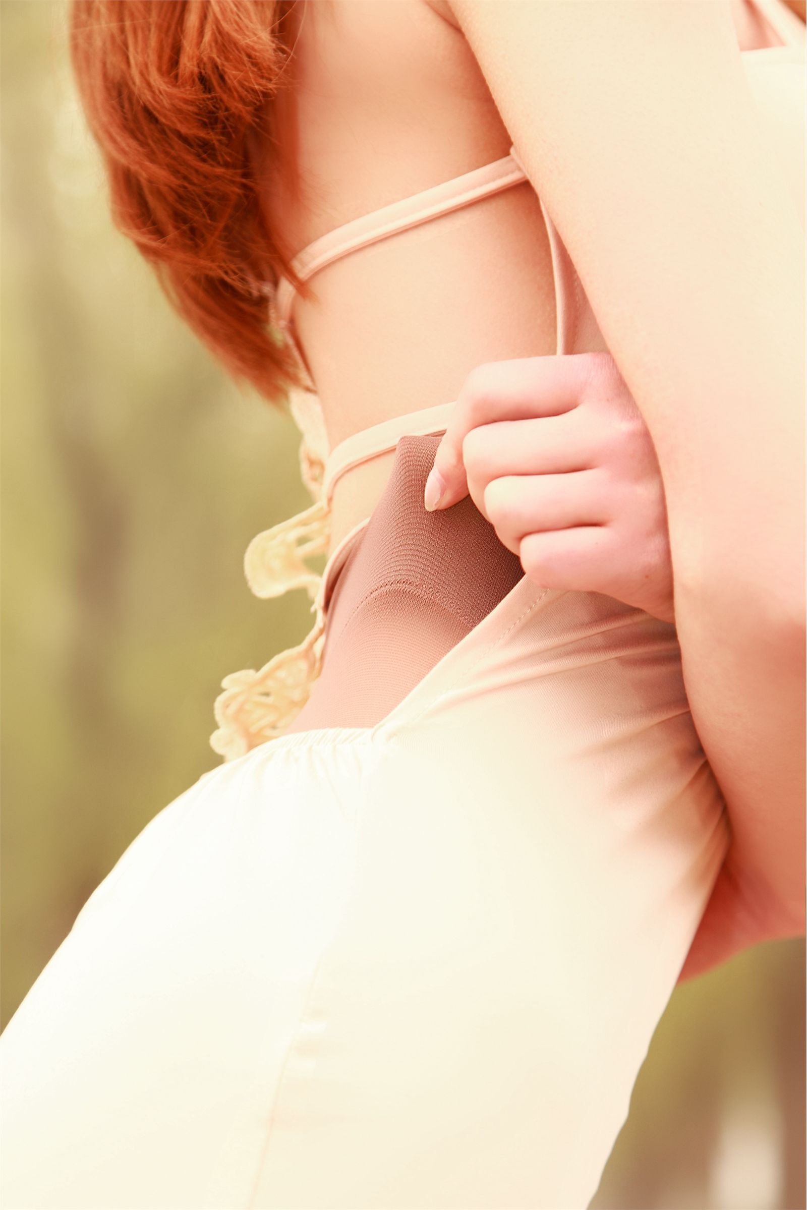 [AISS爱丝]丝袜美腿外拍 NO.017冬日外景无底 丝袜--不一样的感受。拍摄周围有很多人来来往往