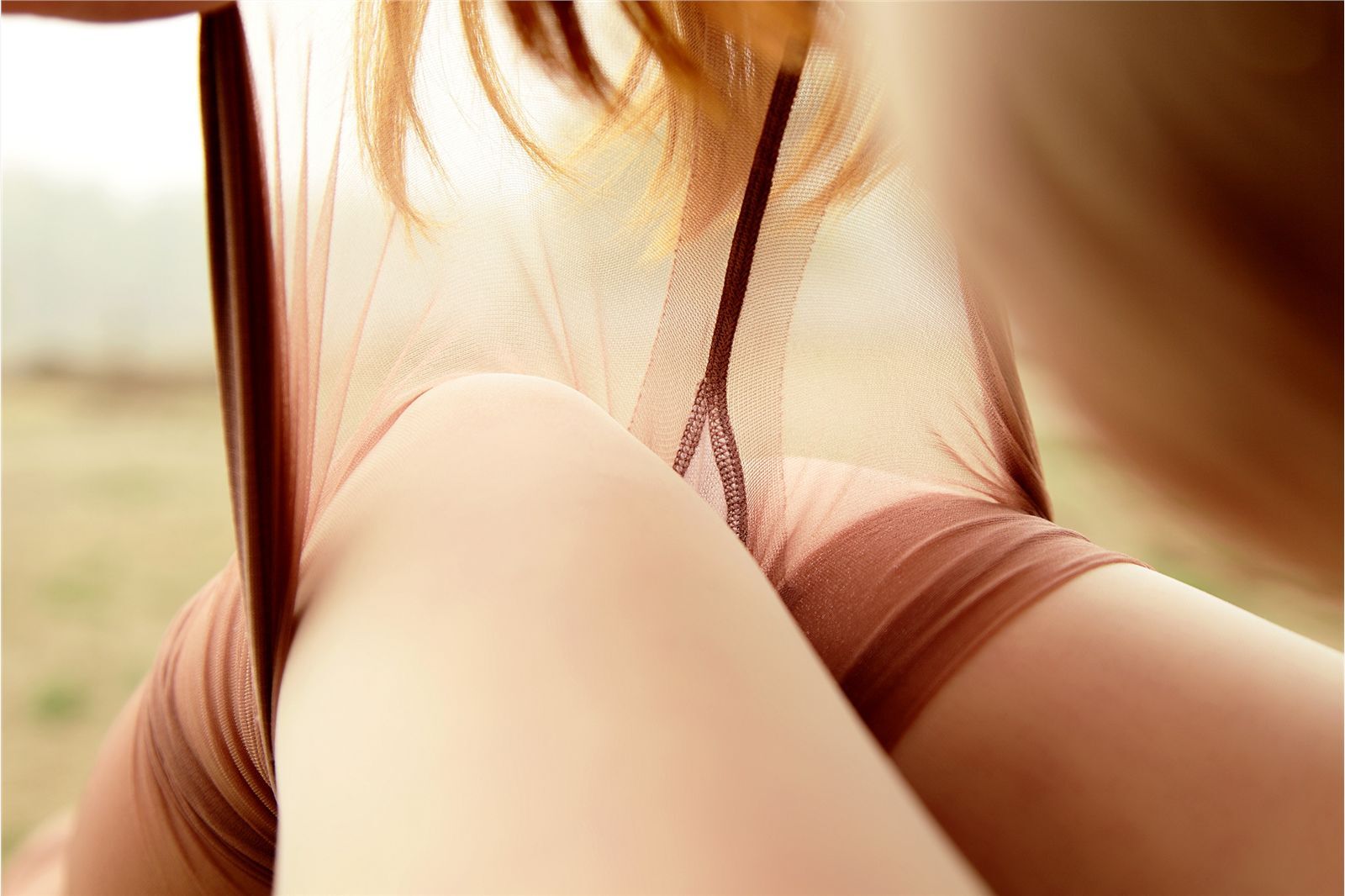 [AISS爱丝]丝袜美腿外拍 NO.017冬日外景无底 丝袜--不一样的感受。拍摄周围有很多人来来往往