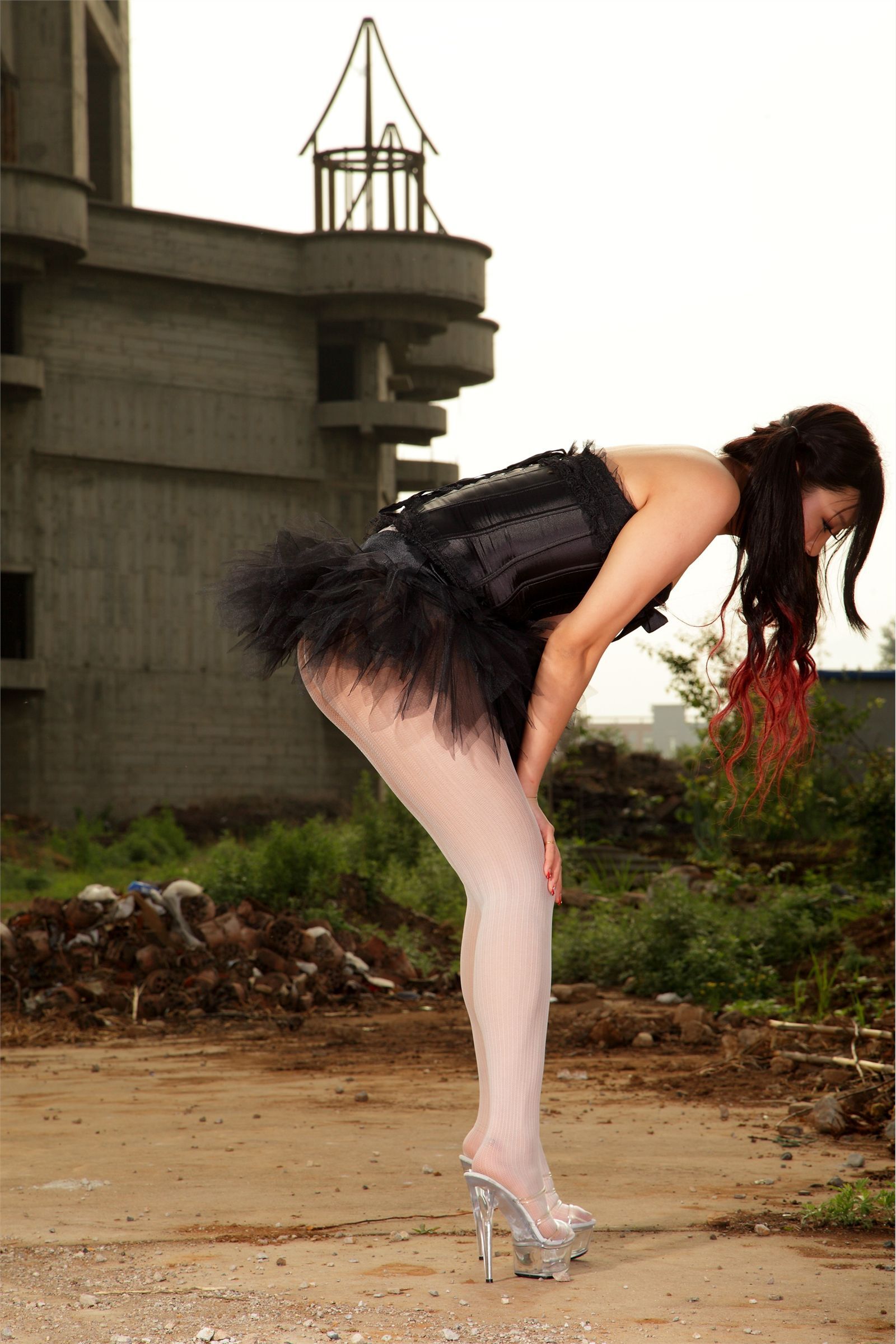 [AISS爱丝]丝袜美腿外拍 NO.019古堡媚丝