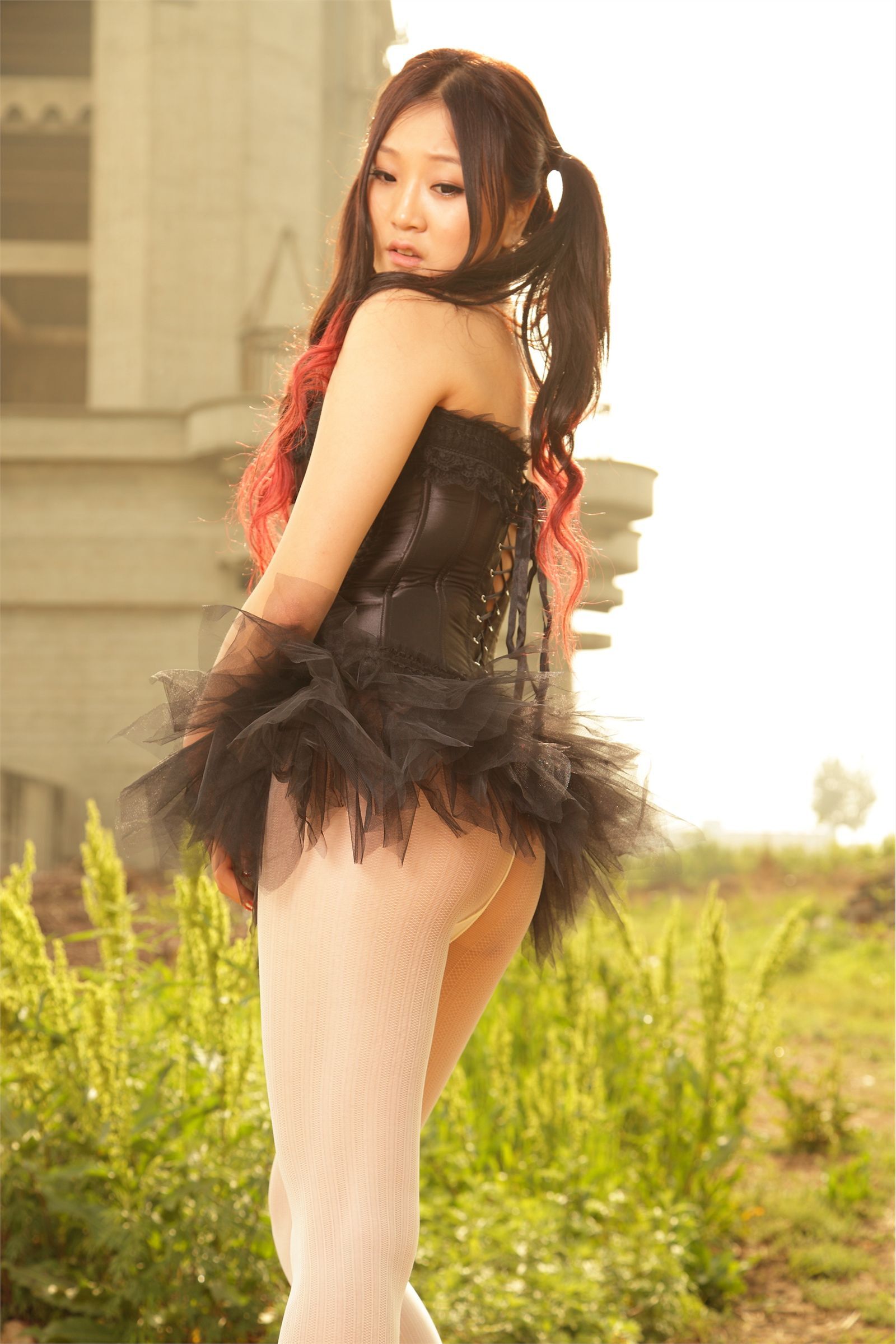 [AISS爱丝]丝袜美腿外拍 NO.019古堡媚丝