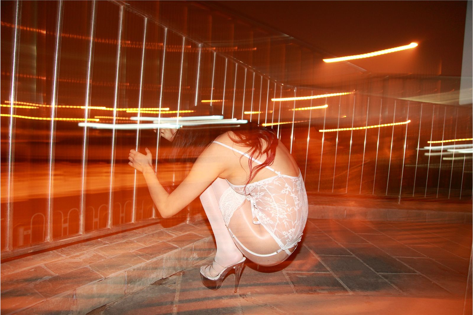 [AISS爱丝]丝袜美腿外拍 NO.020夜拍白色连体丝袜