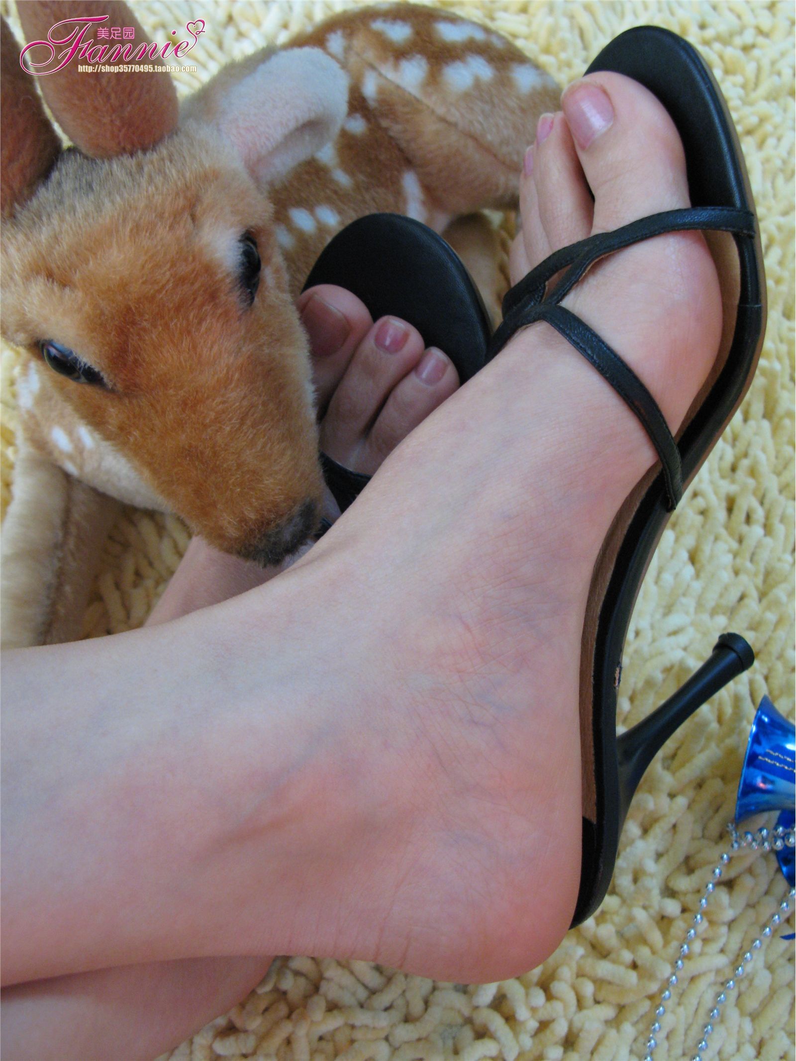 Fannie芬妮高清原图之2008圣诞快乐（高跟裸足）NO.001