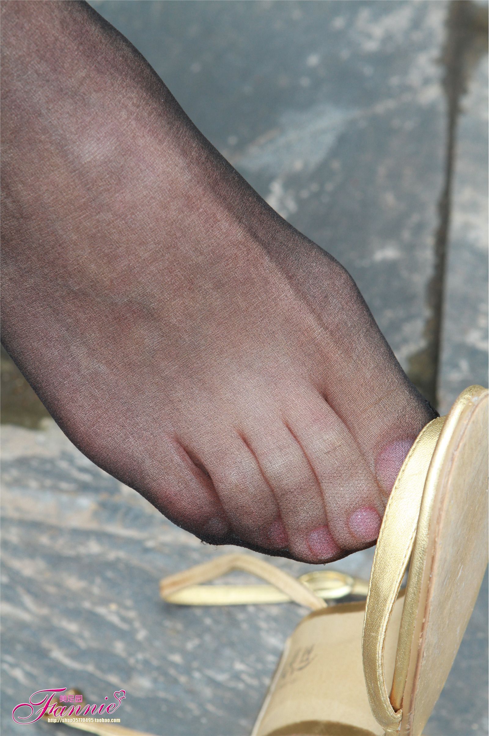 Fannie芬妮高清原图之薄如蝉翼轻若烟（金色旋律黑色短丝）NO.035