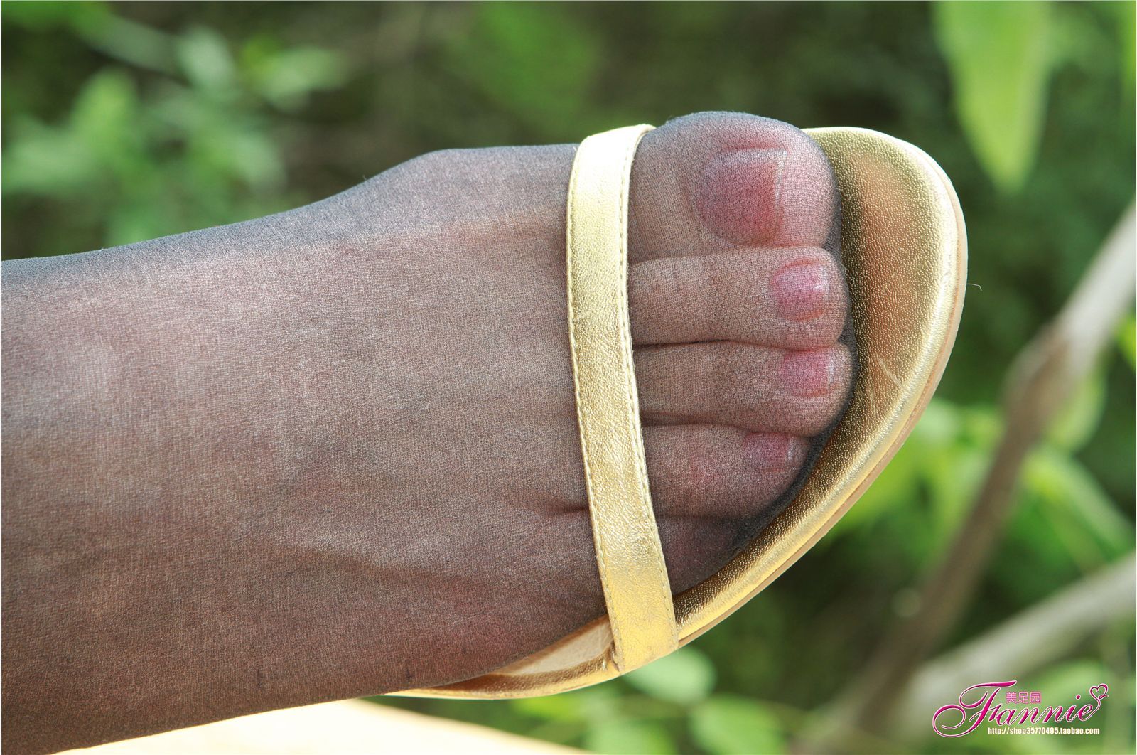 Fannie芬妮高清原图之薄如蝉翼轻若烟（金色旋律黑色短丝）NO.035