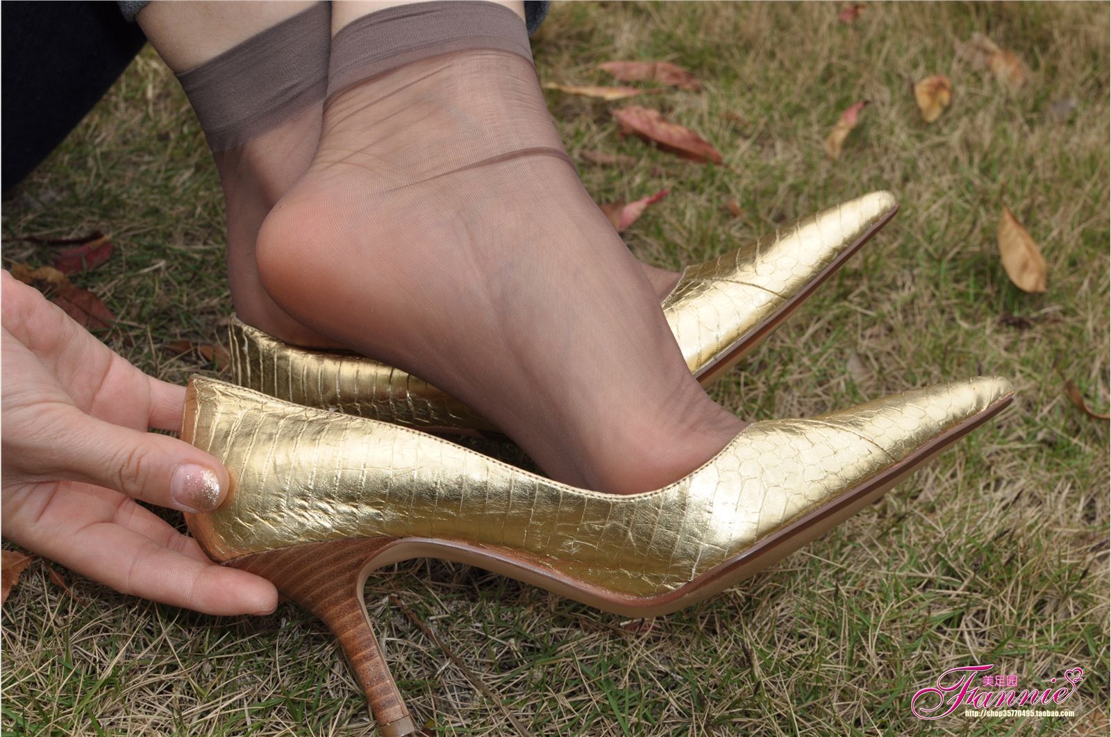 Fannie芬妮高清原图之触摸阳光（金色船鞋灰丝）NO.082