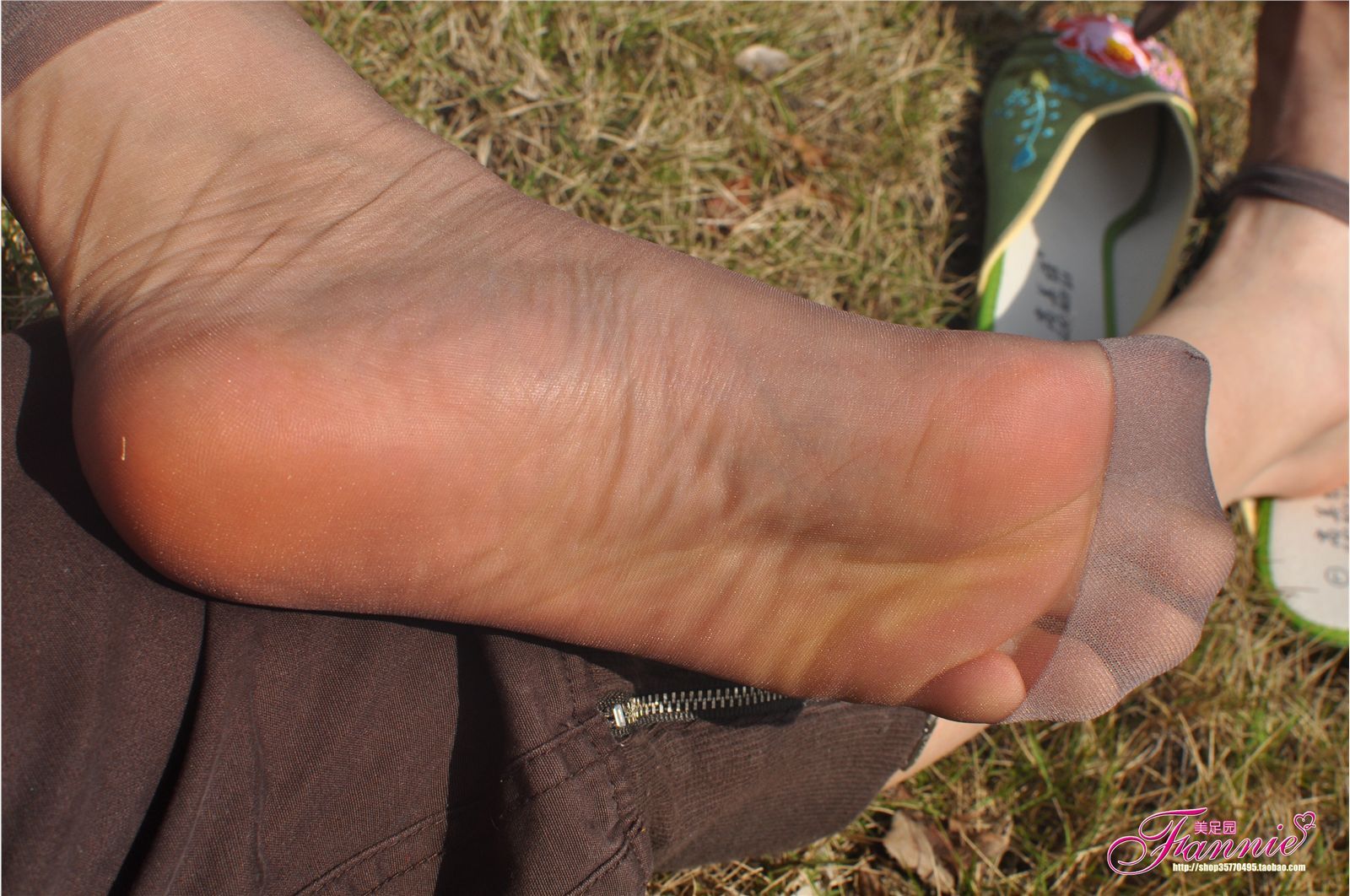 Fannie芬妮高清原图之触摸阳光（绣花鞋灰丝）NO.087