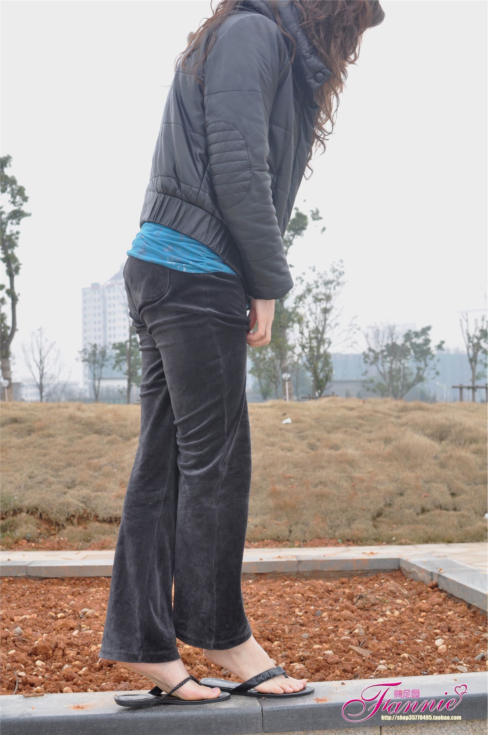 Fannie芬妮高清原图之春江水暖“丫”先知（黑色人字拖）NO.092