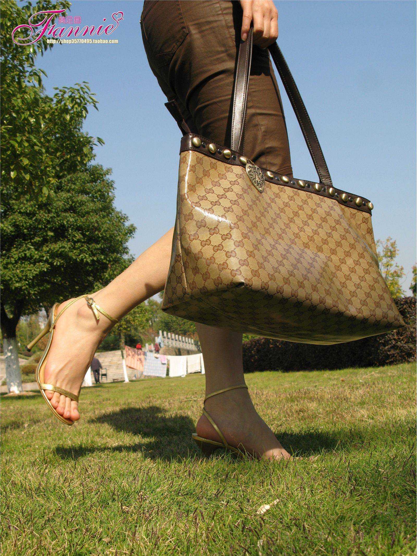 Fannie芬妮高清原图之冬日暖阳3(金色高跟)NO.107
