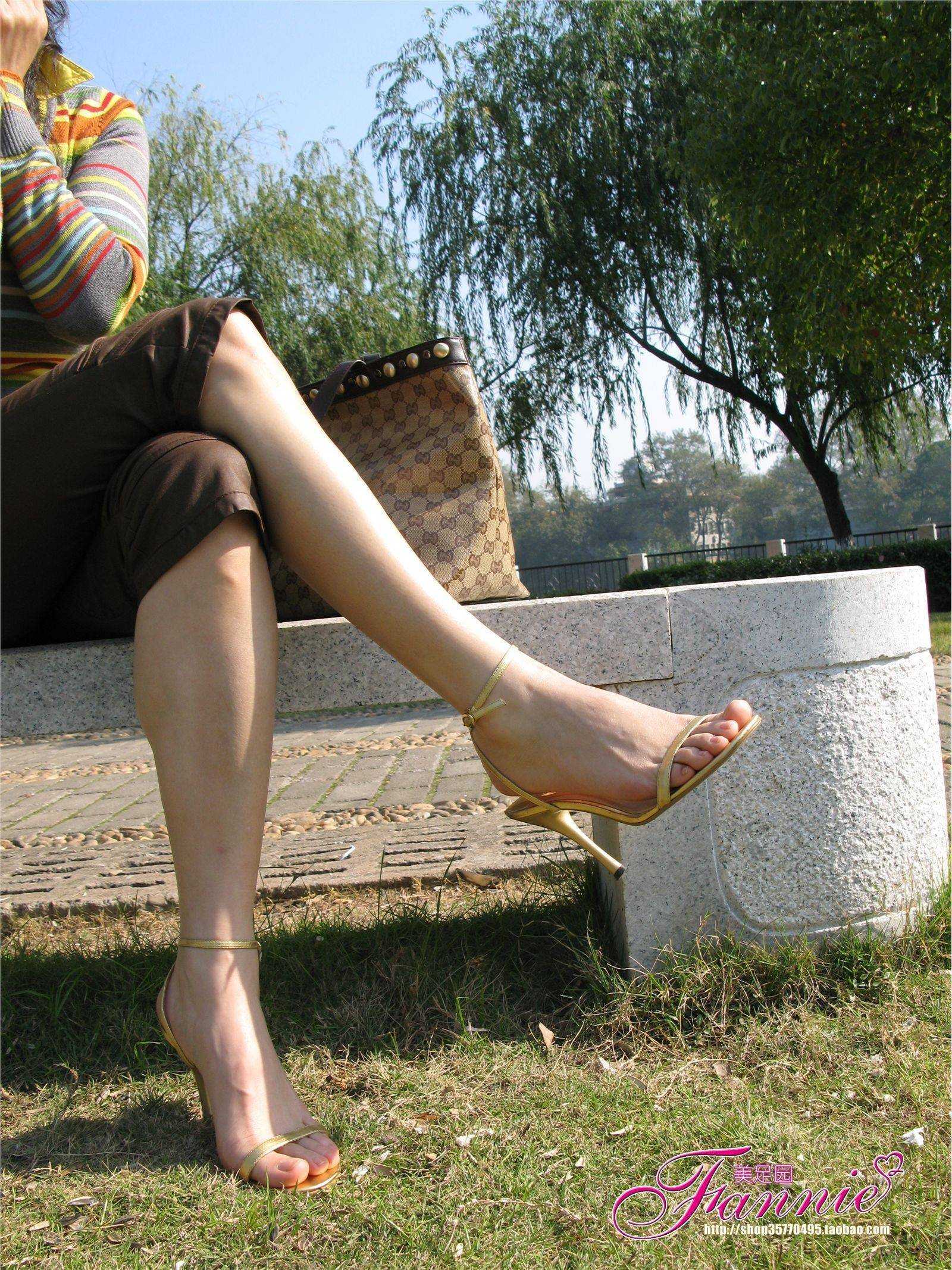 Fannie芬妮高清原图之冬日暖阳3(金色高跟)NO.107
