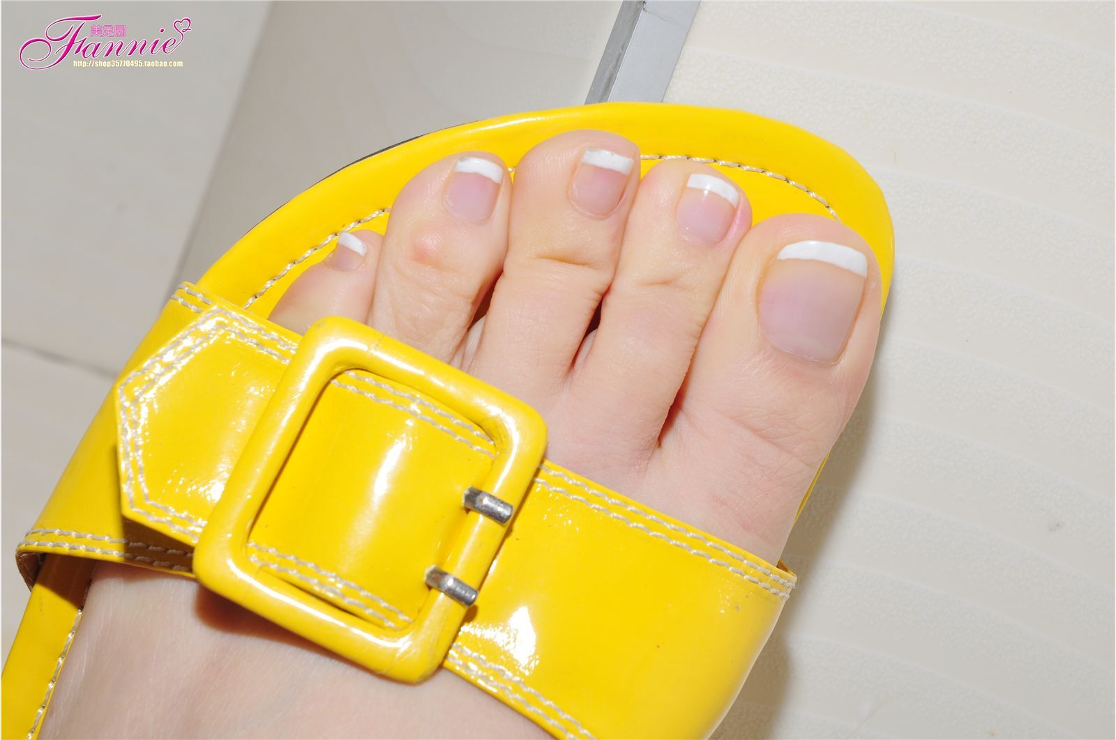 Fannie芬妮高清原图之多彩人字拖黄色NO.129