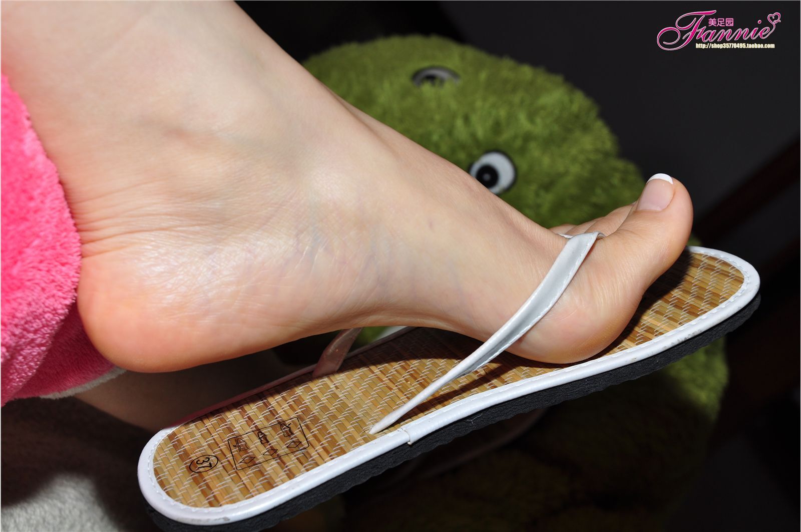 Fannie芬妮高清原图之多彩人字拖米色51NO.131