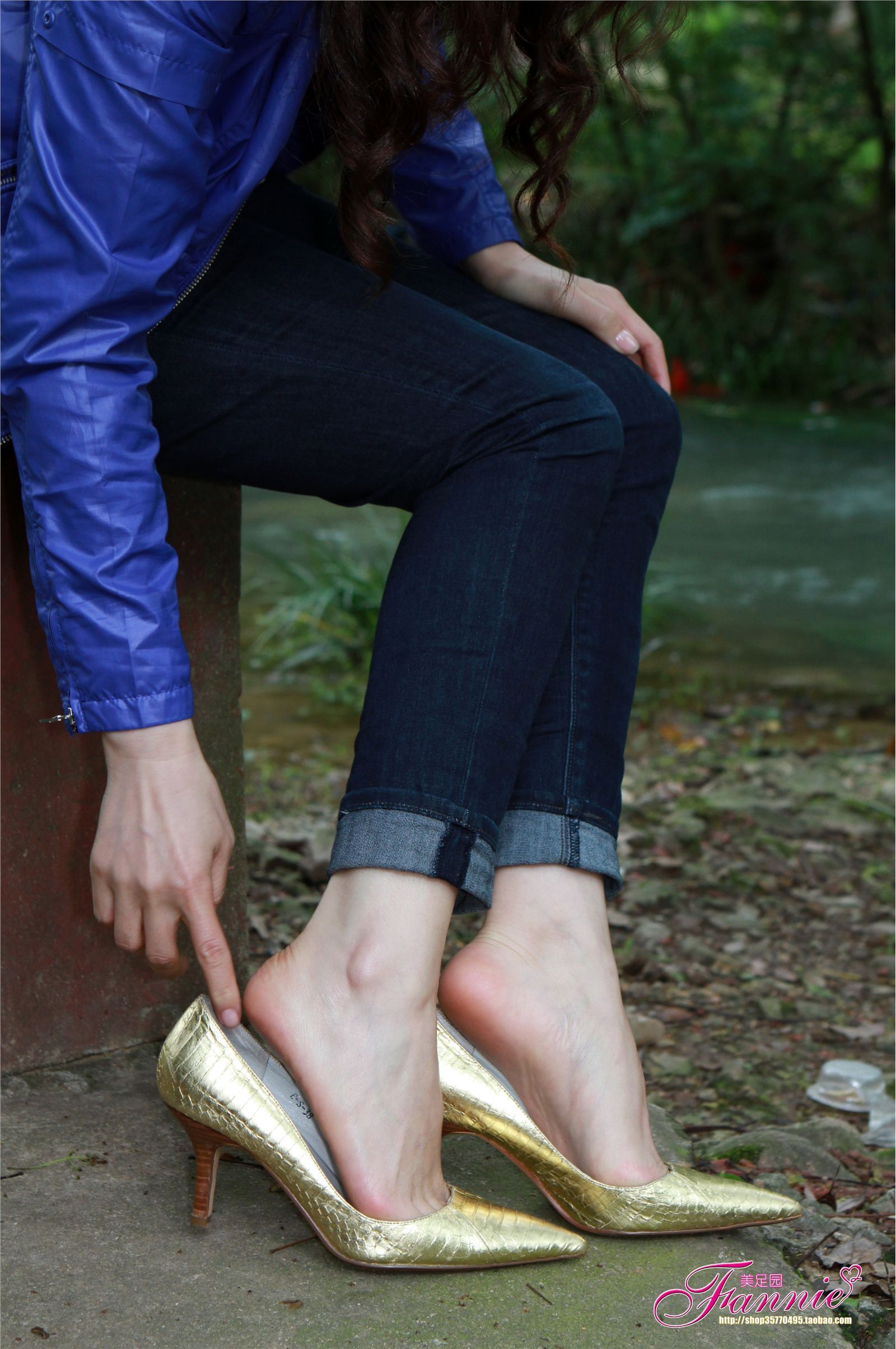 Fannie芬妮高清原图之高跟裸足特写金色船鞋（4）NO.163