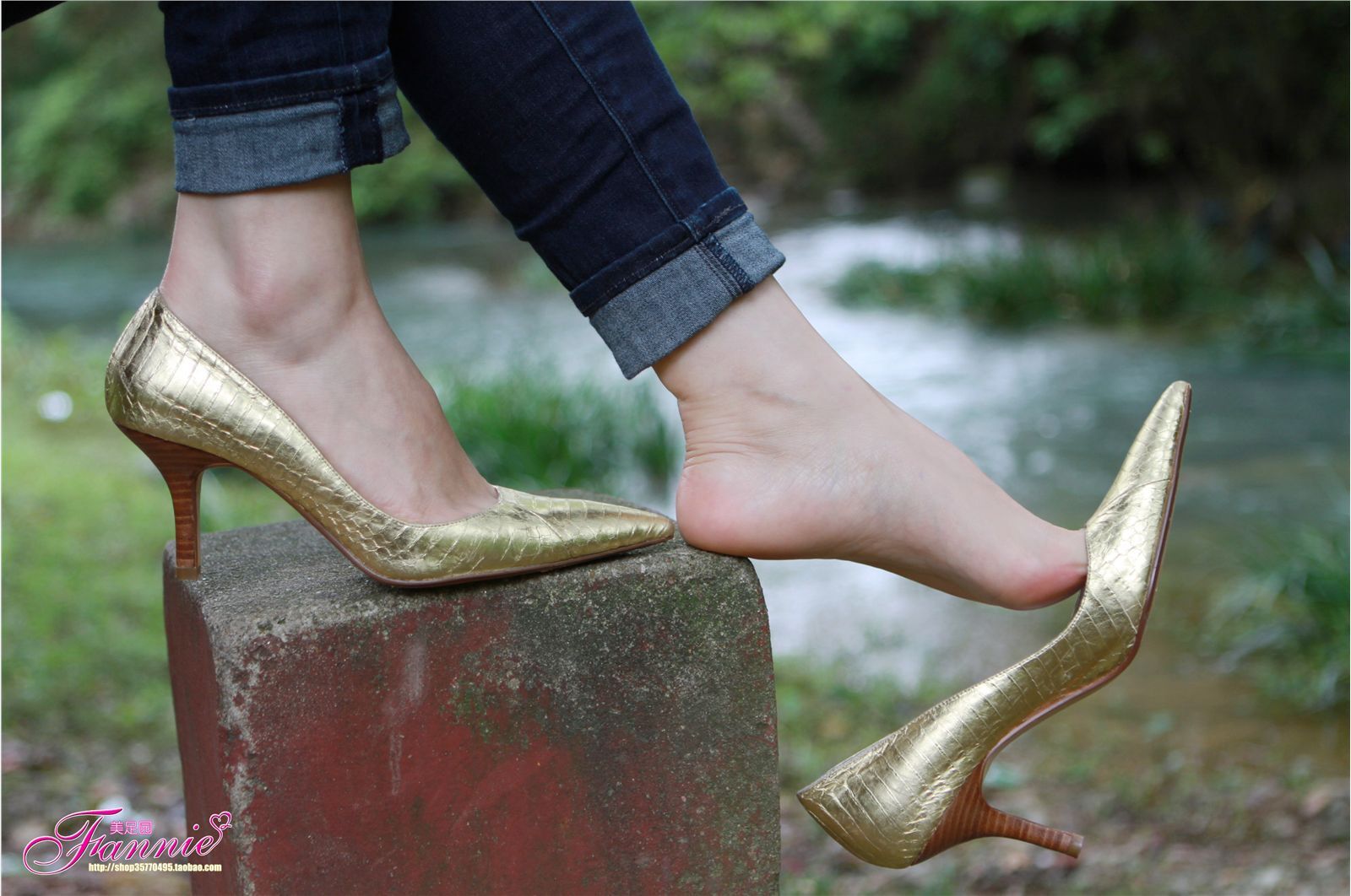 Fannie芬妮高清原图之高跟裸足特写金色船鞋（4）NO.163