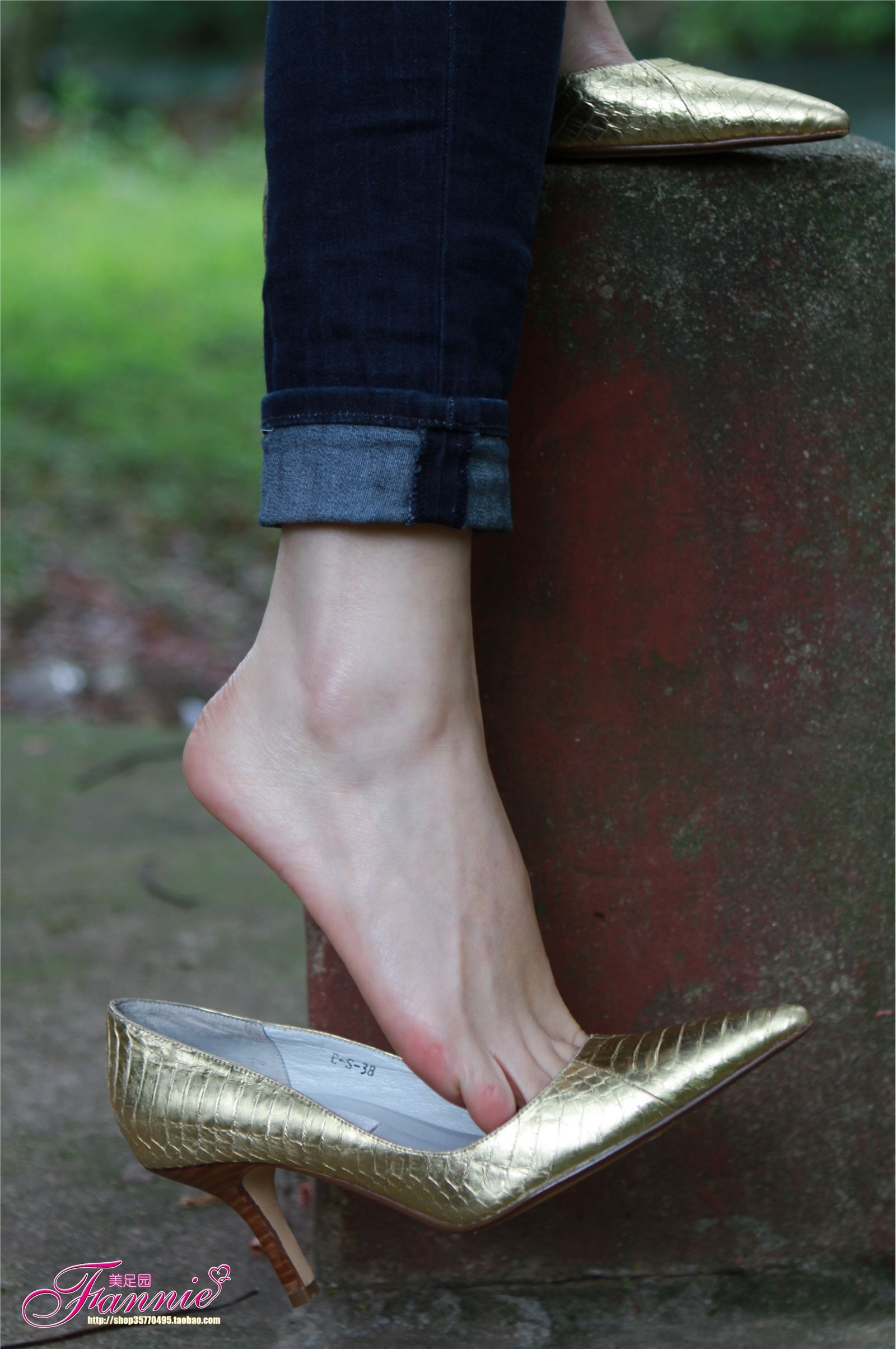 Fannie芬妮高清原图之高跟裸足特写金色船鞋（4）NO.163