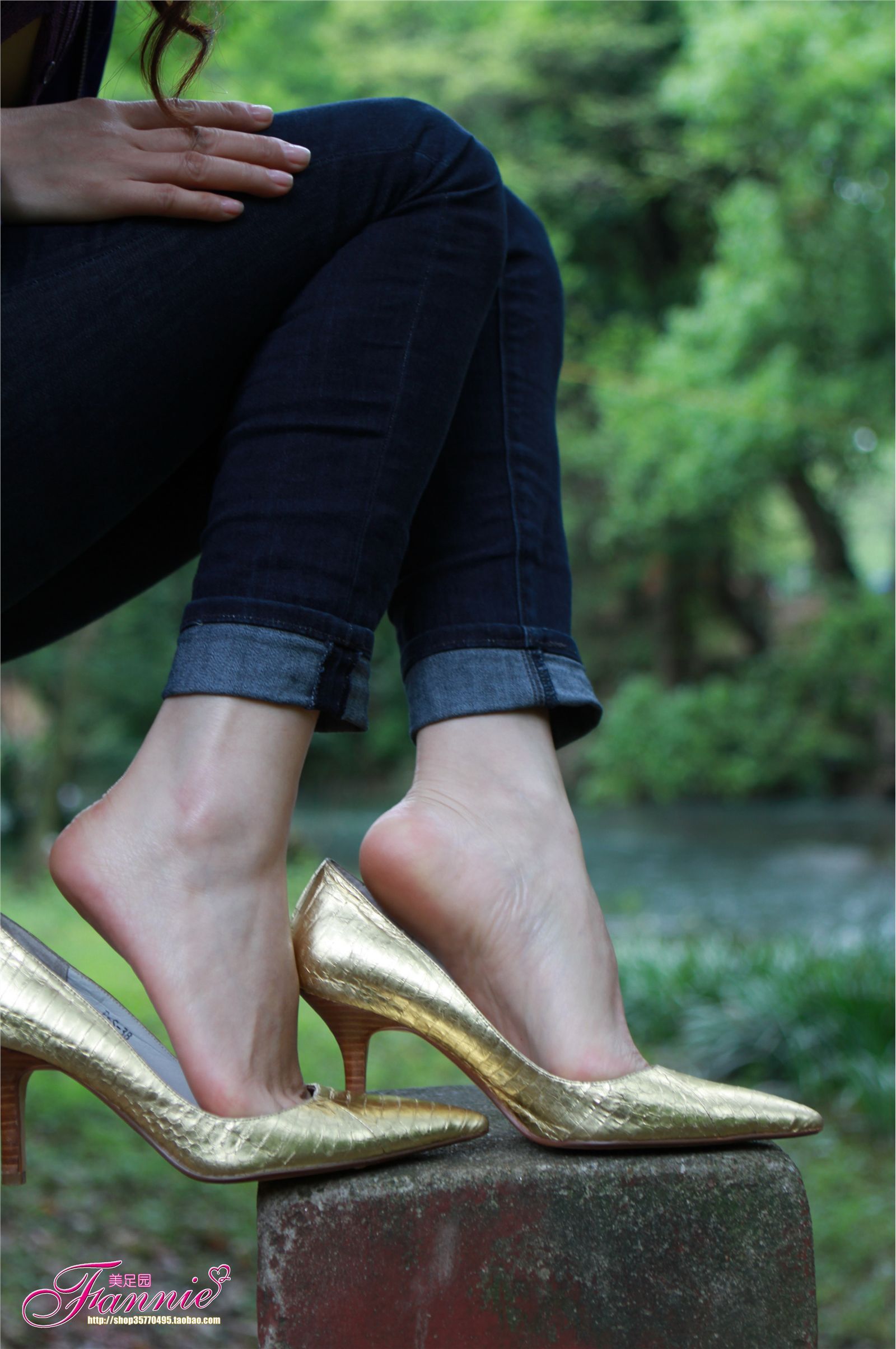 Fannie芬妮高清原图之高跟裸足特写金色船鞋（4）NO.163