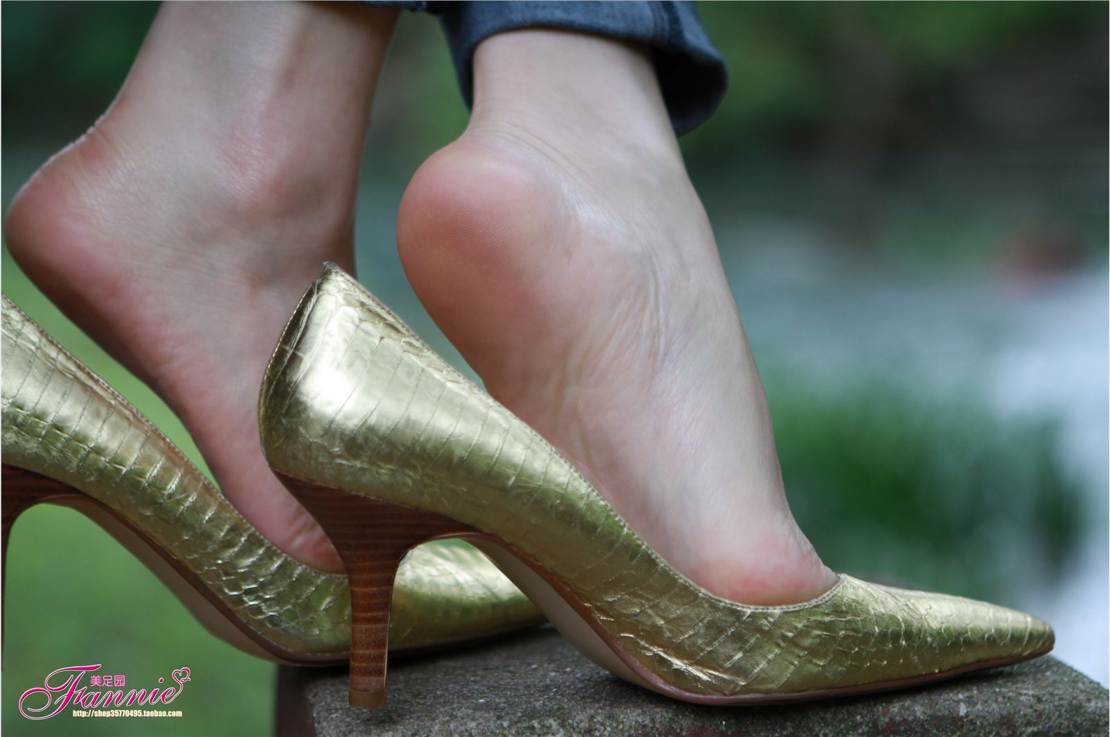 Fannie芬妮高清原图之高跟裸足特写金色船鞋（4）NO.163