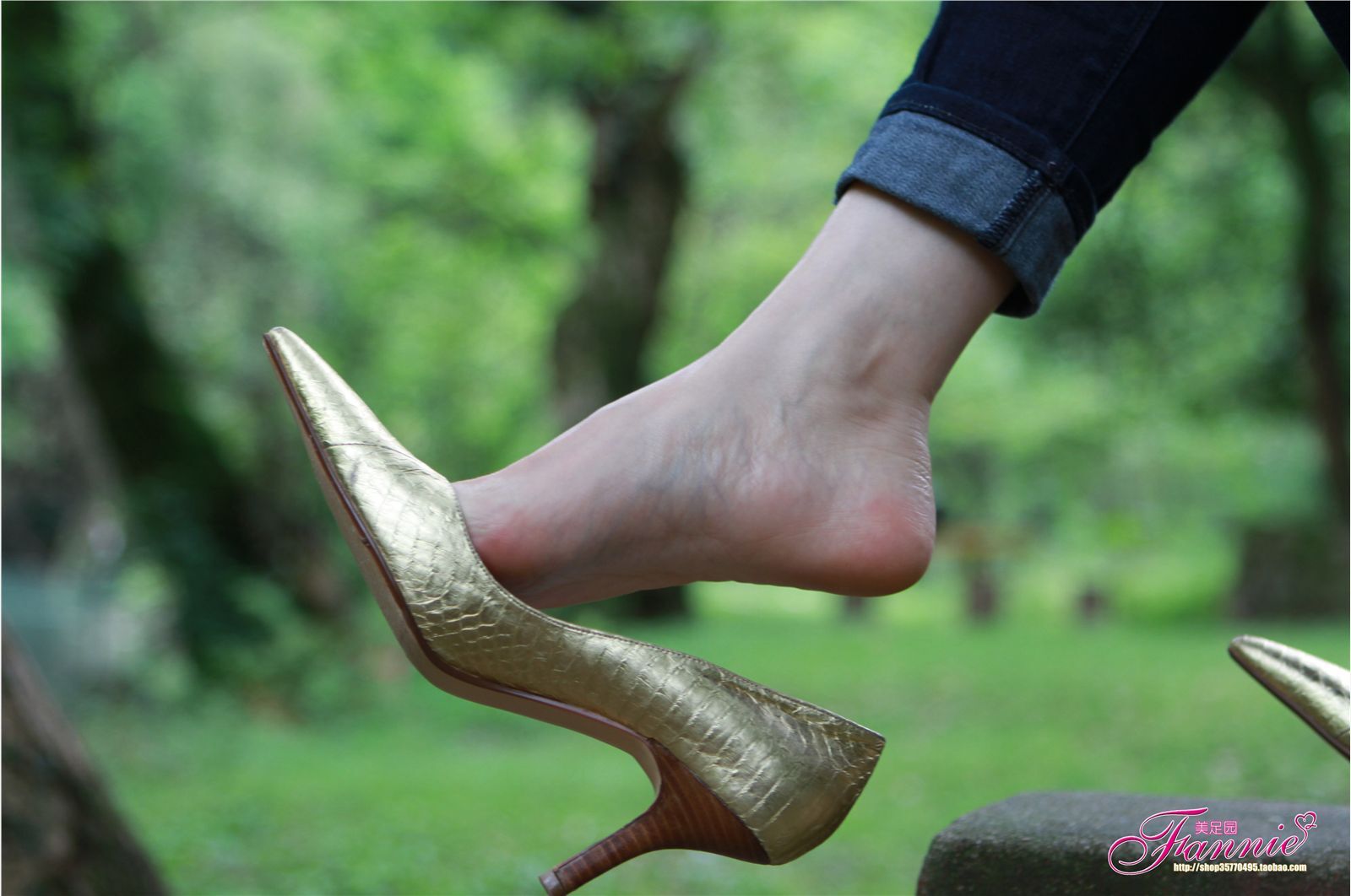 Fannie芬妮高清原图之高跟裸足特写金色船鞋（4）NO.163