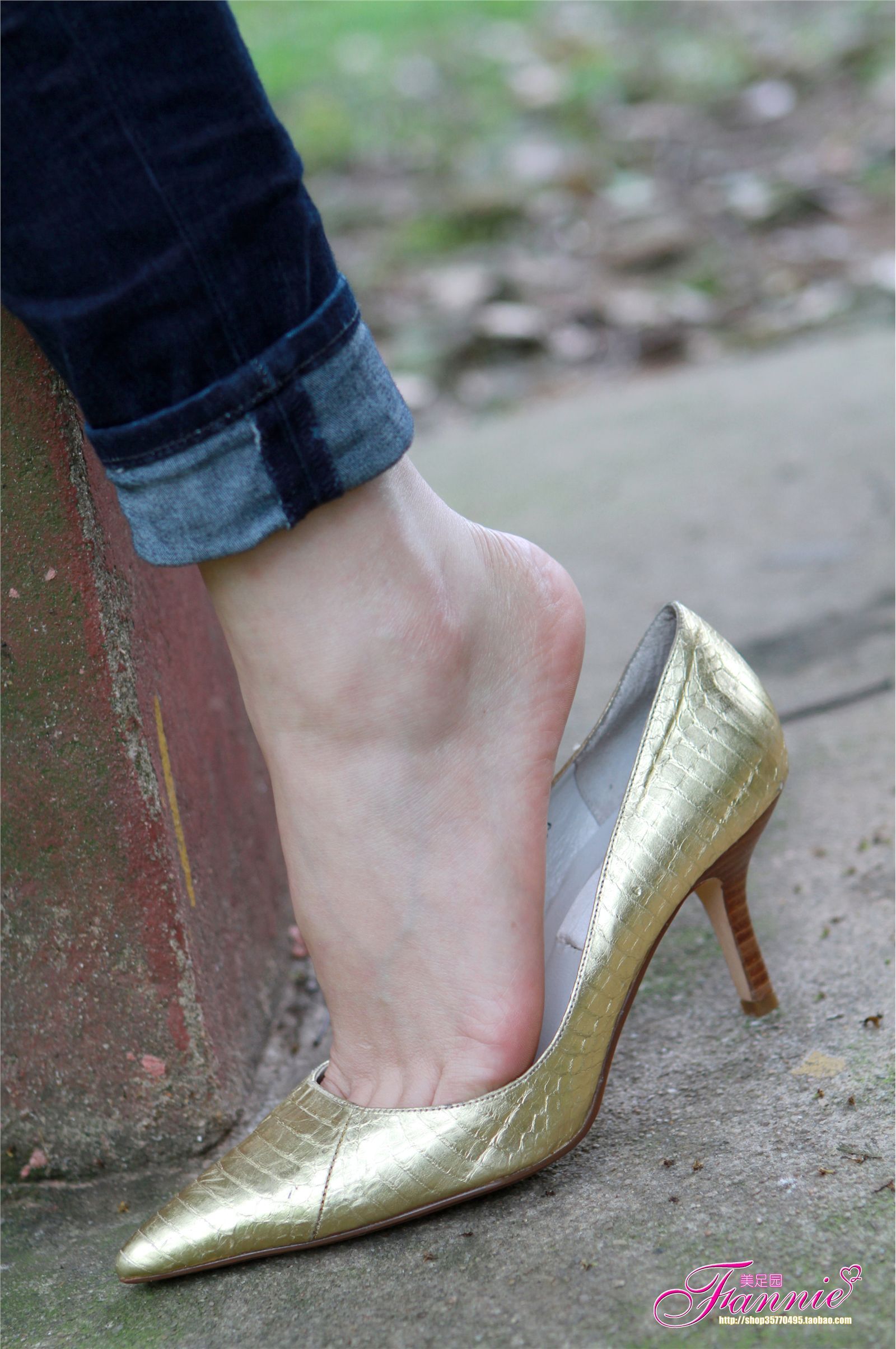 Fannie芬妮高清原图之高跟裸足特写金色船鞋（4）NO.163
