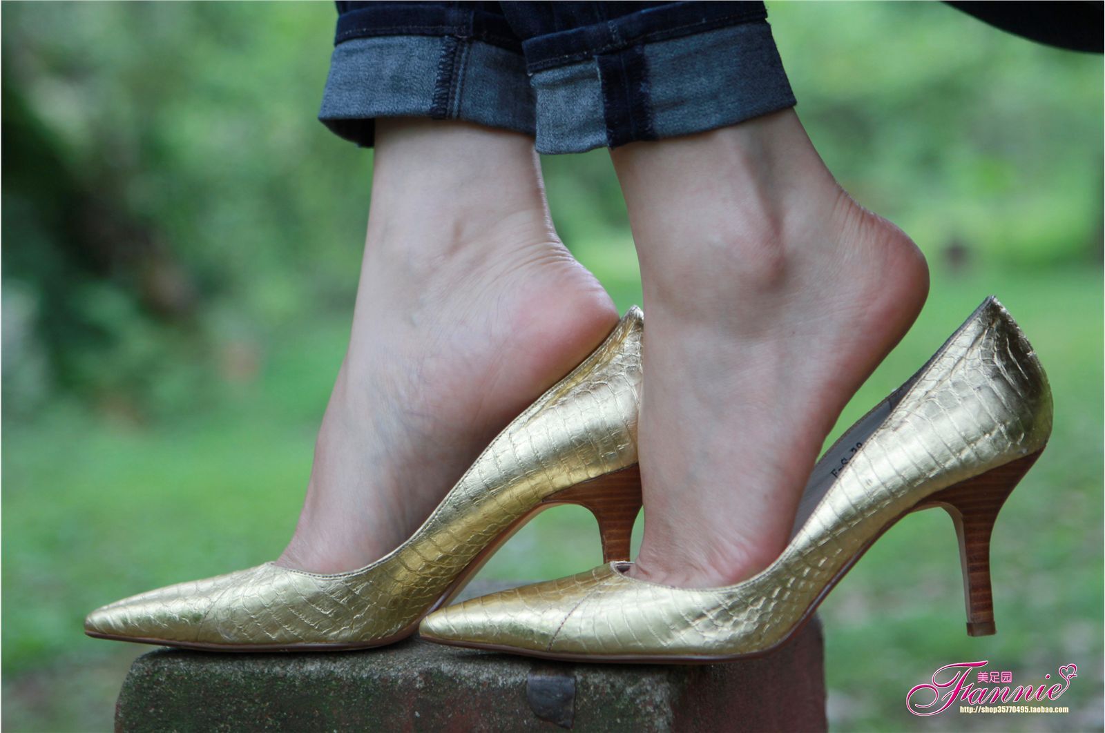 Fannie芬妮高清原图之高跟裸足特写金色船鞋（4）NO.163