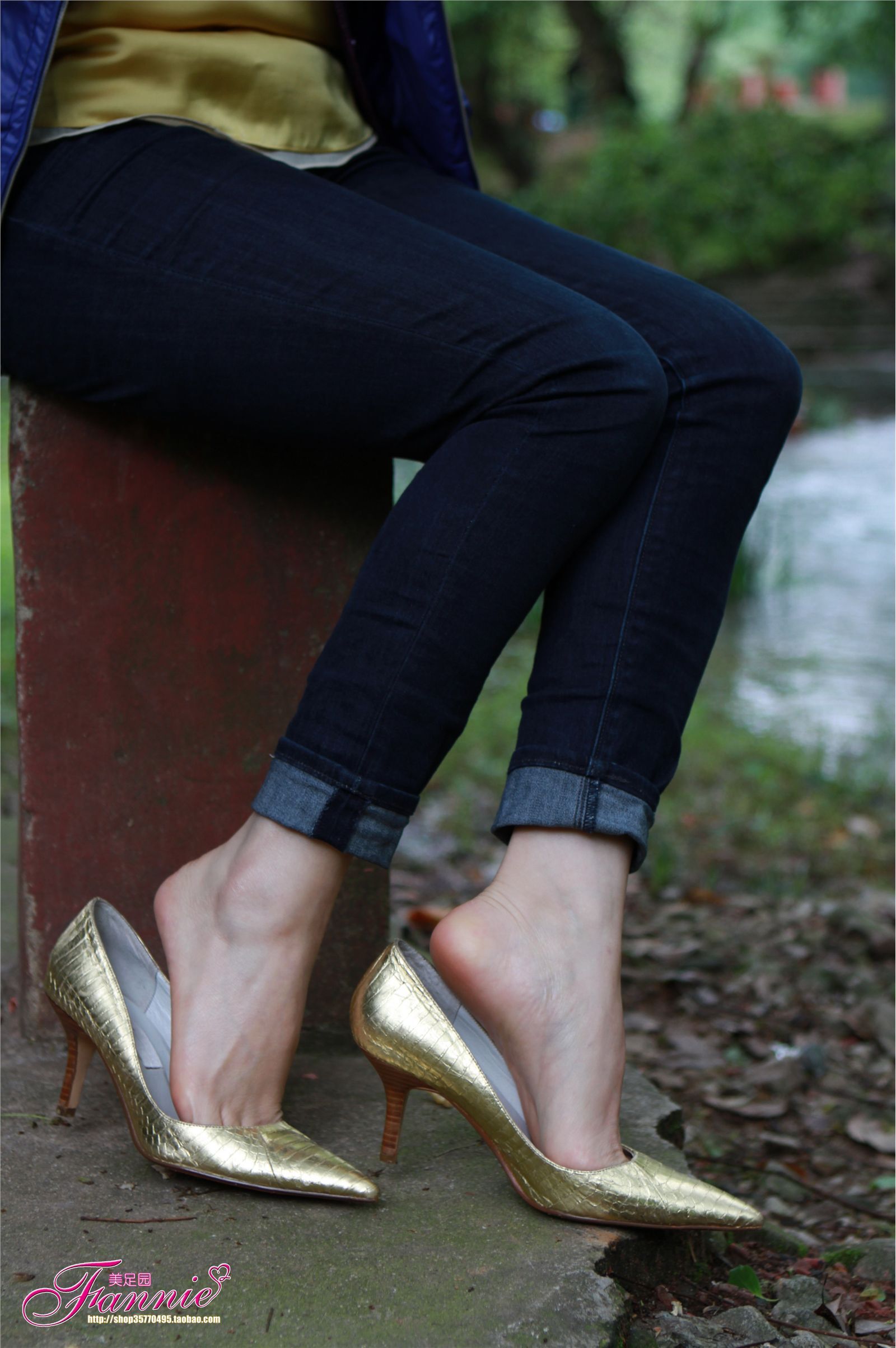Fannie芬妮高清原图之高跟裸足特写金色船鞋（4）NO.163