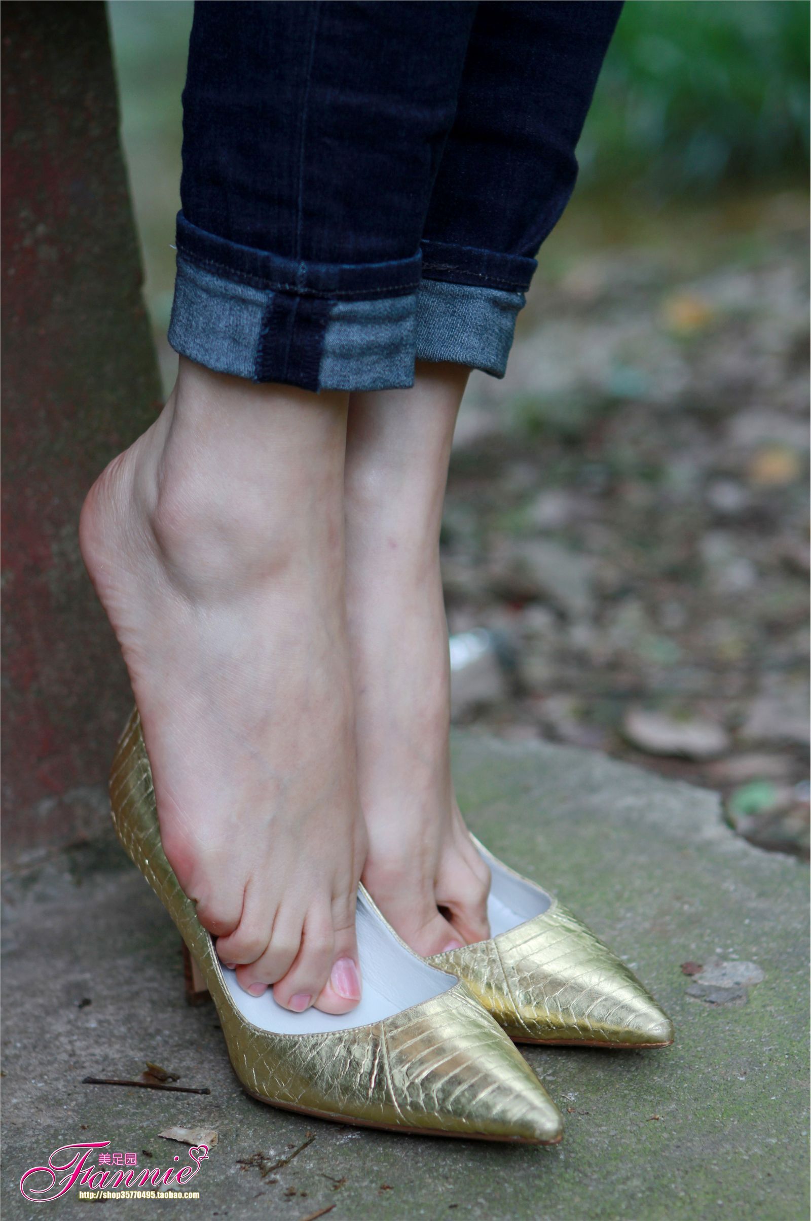 Fannie芬妮高清原图之高跟裸足特写金色船鞋（4）NO.163